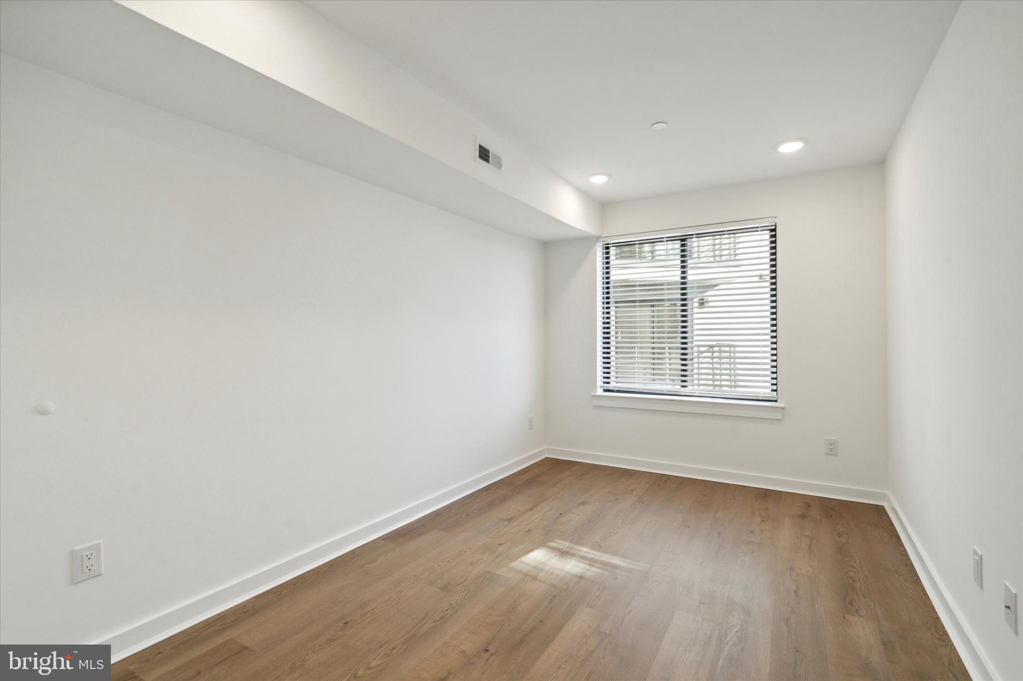 POINT BREEZE - Commercial Sale