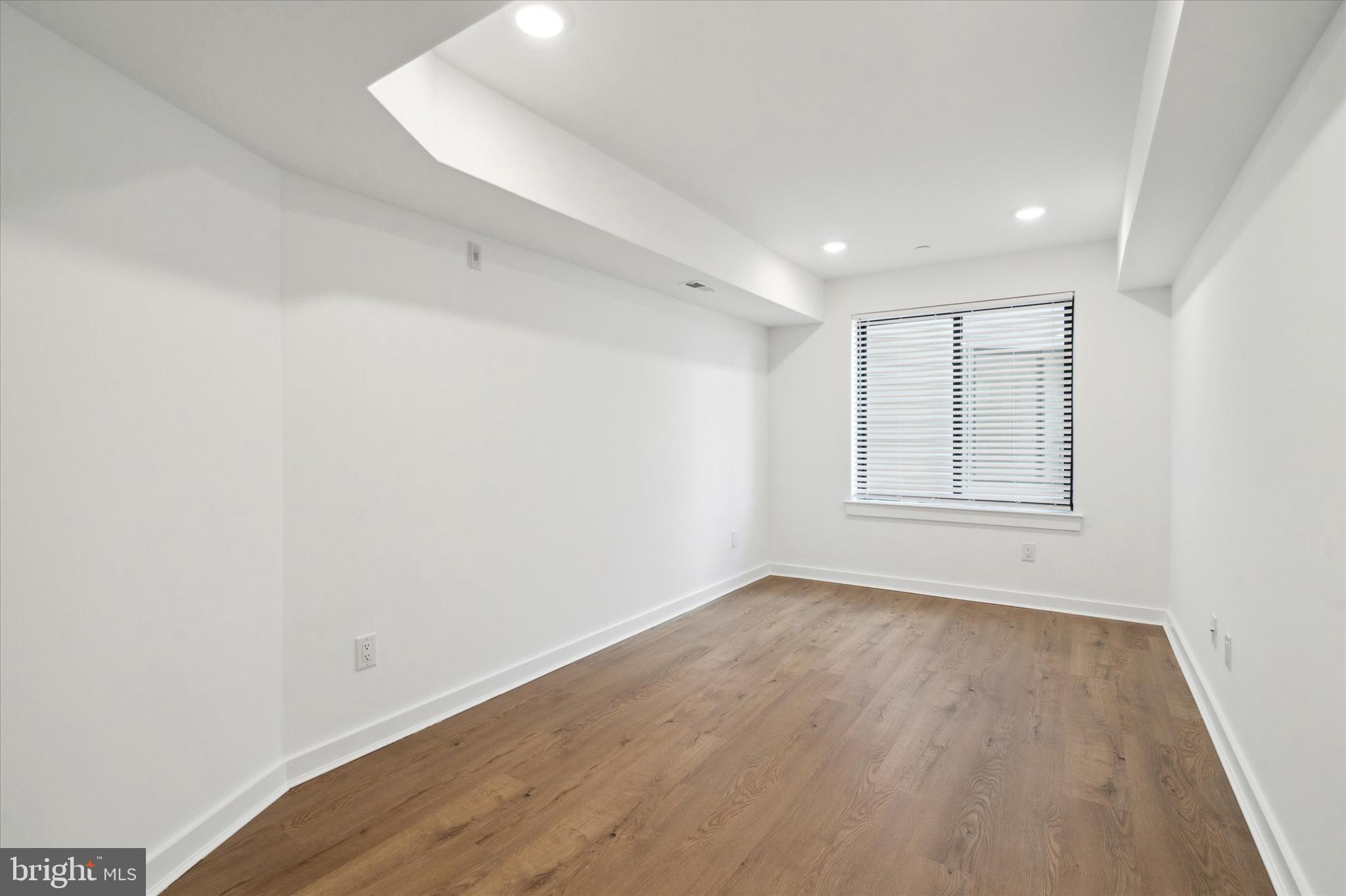 POINT BREEZE - Commercial Sale