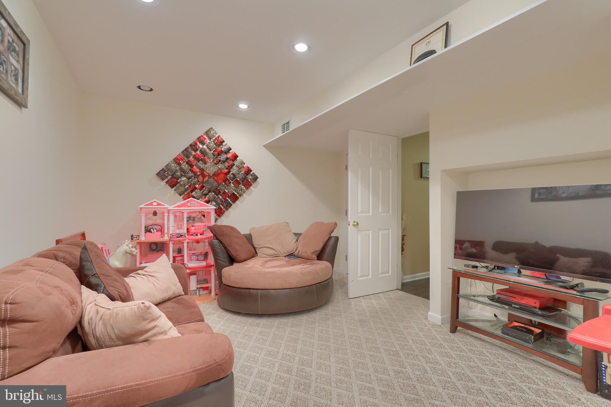 MANOR OAKS - Residential