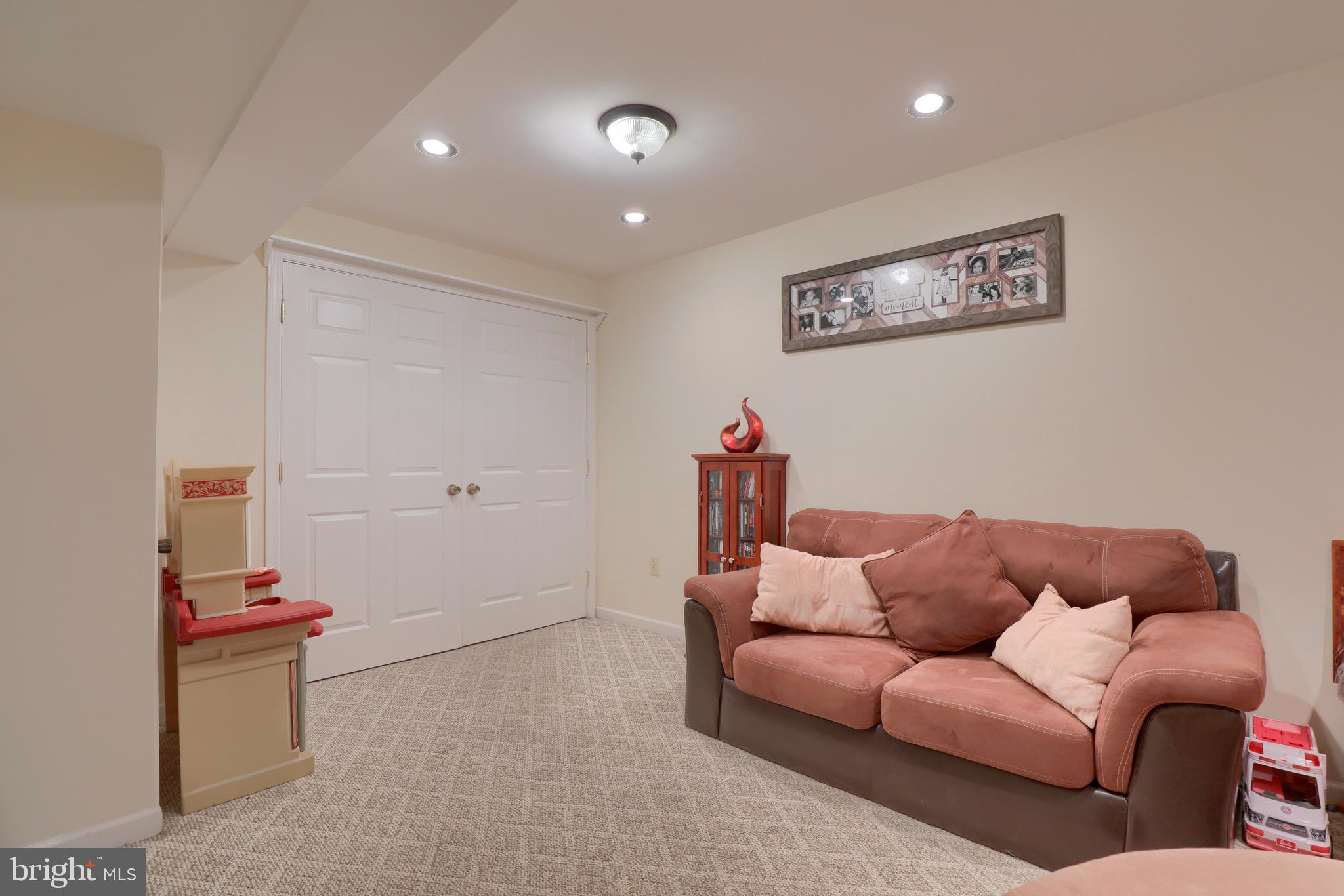 MANOR OAKS - Residential