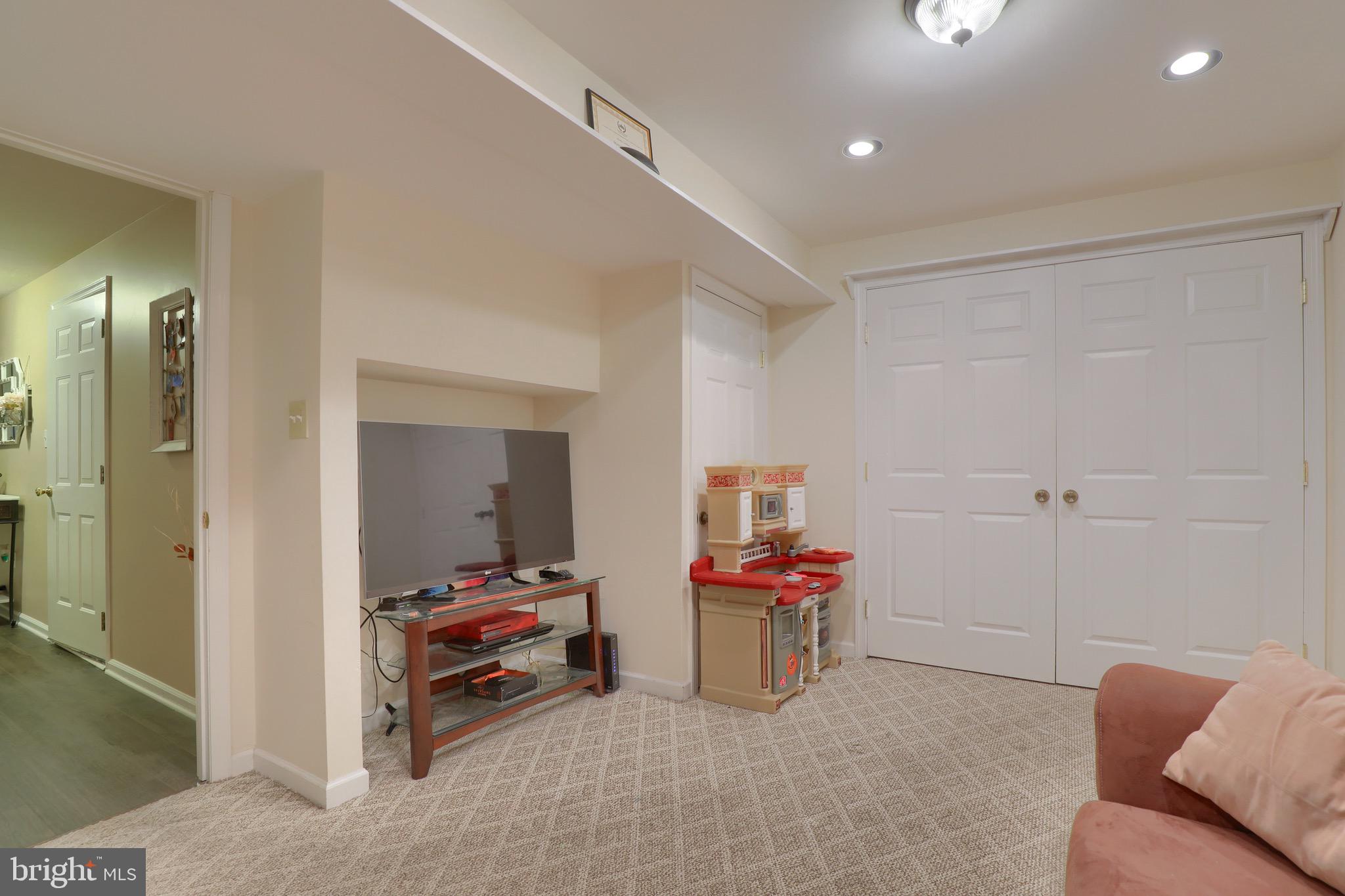 MANOR OAKS - Residential