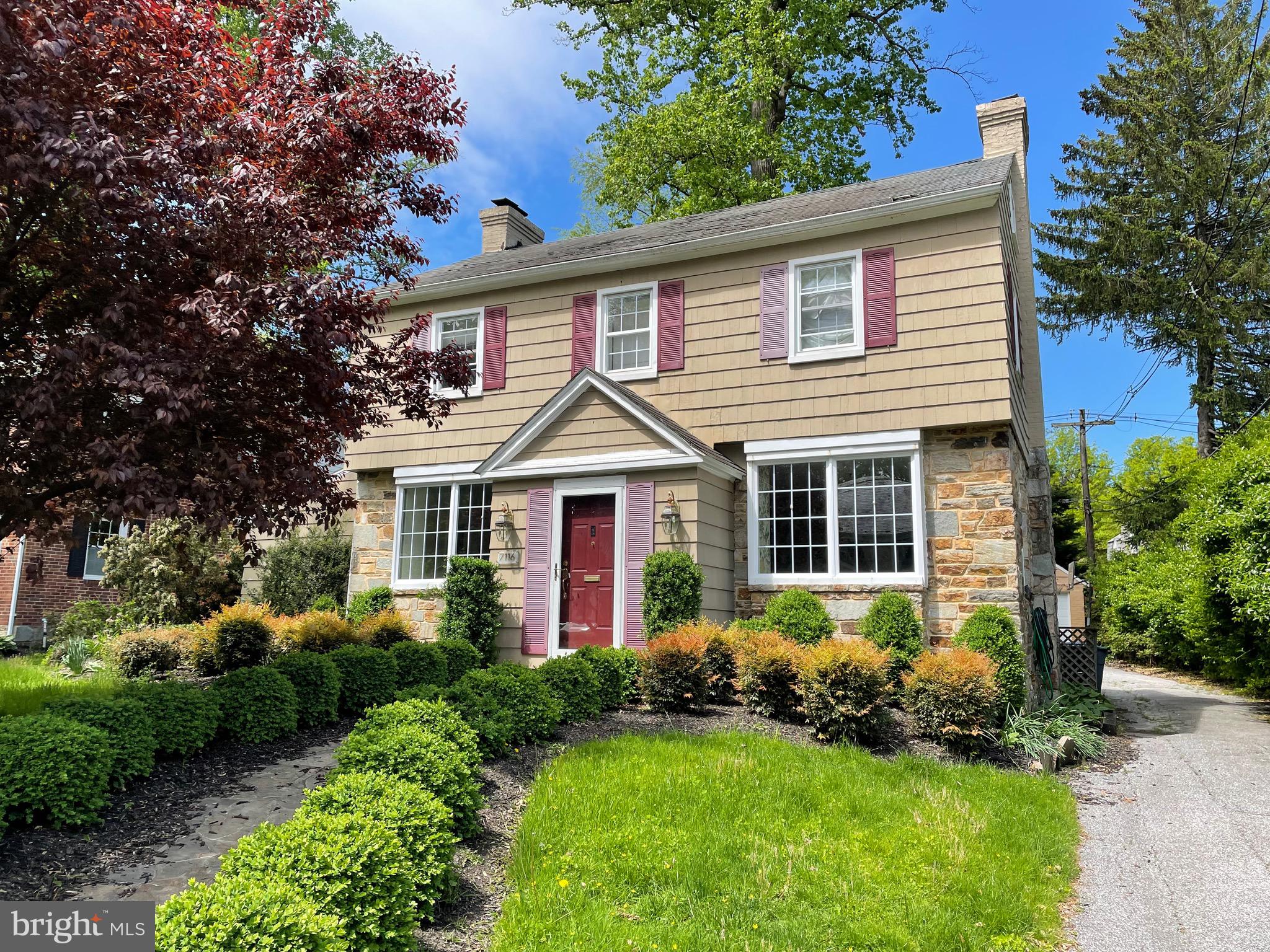 Listed and sold simultaneously. Foreclosure which was resold to investor. Will be renovated. 5 bedrooms. 4 finished levels. Near the pool. Garage.