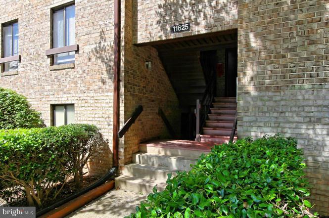 FANTASTIC RENTAL IN THE HEART OF RESTON; NEAR COMMUTER ROUTES  ; BEAUTIFUL 2BR 2FB CONDO, HARD WOOD FLOOR THROUGHOUT, WALK-IN CLOSET; LIVING ROOM WITH PATIO BACKING TO TREES; GROUND LEVEL;ALL UTILITIES ARE INCLUDED; CLOSE TO SHOPPING, RESTAURANTS & TOLL ROAD, DULLES AIRPORT, AND FUTURE METRO, RESTON TOWN CENTER, ALL RESTON COMMUNITY AMENITIES ,MUCH MORE TO SEE!!!PETS CONSIDERED ON A CASE BY CASE BASIS.
Tenant is leaving on Sunday 04/24/2025