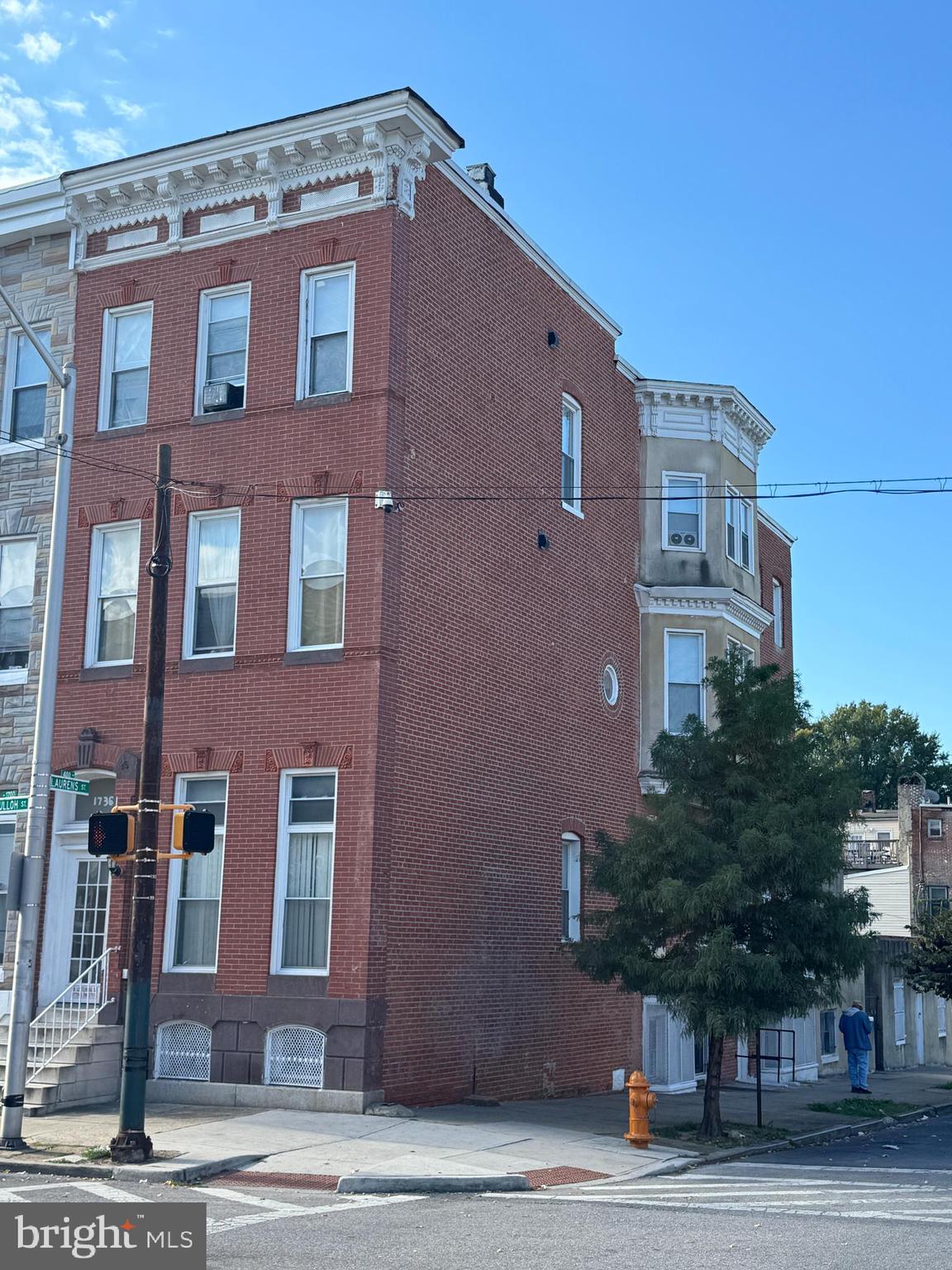 This 4unit building is in the highly sought after Madison Park Community.  This massive end unit building boast BR, 2 BA on 1st floor, 2BR, BA on 2nd floor and 2BR, 2BA on the 3rd floor. 12foot ceilings and larger rooms adorn this building. Also, there is a separate 1BR, 1BA unit.  All units contain their own HVAC and Hot Water Heater.   On the street level there is an additional space that was once used as a dry cleaner.  Its currently used as storage but this space is massive and can easily be converted to an additional apartment or mix-use office space. ****Total Above SQFT and Lot size are approximations. Sold "as-is" .
Seller will to provide 3%closing cost assistance with a FULL priced offer.