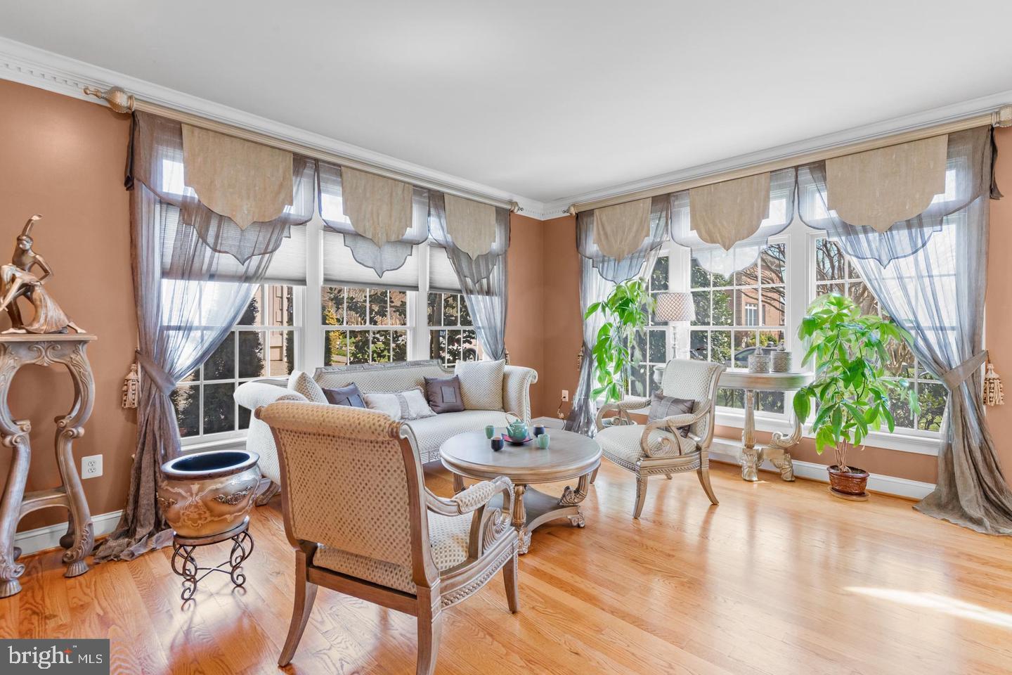 ANNANDALE OAKS - Residential