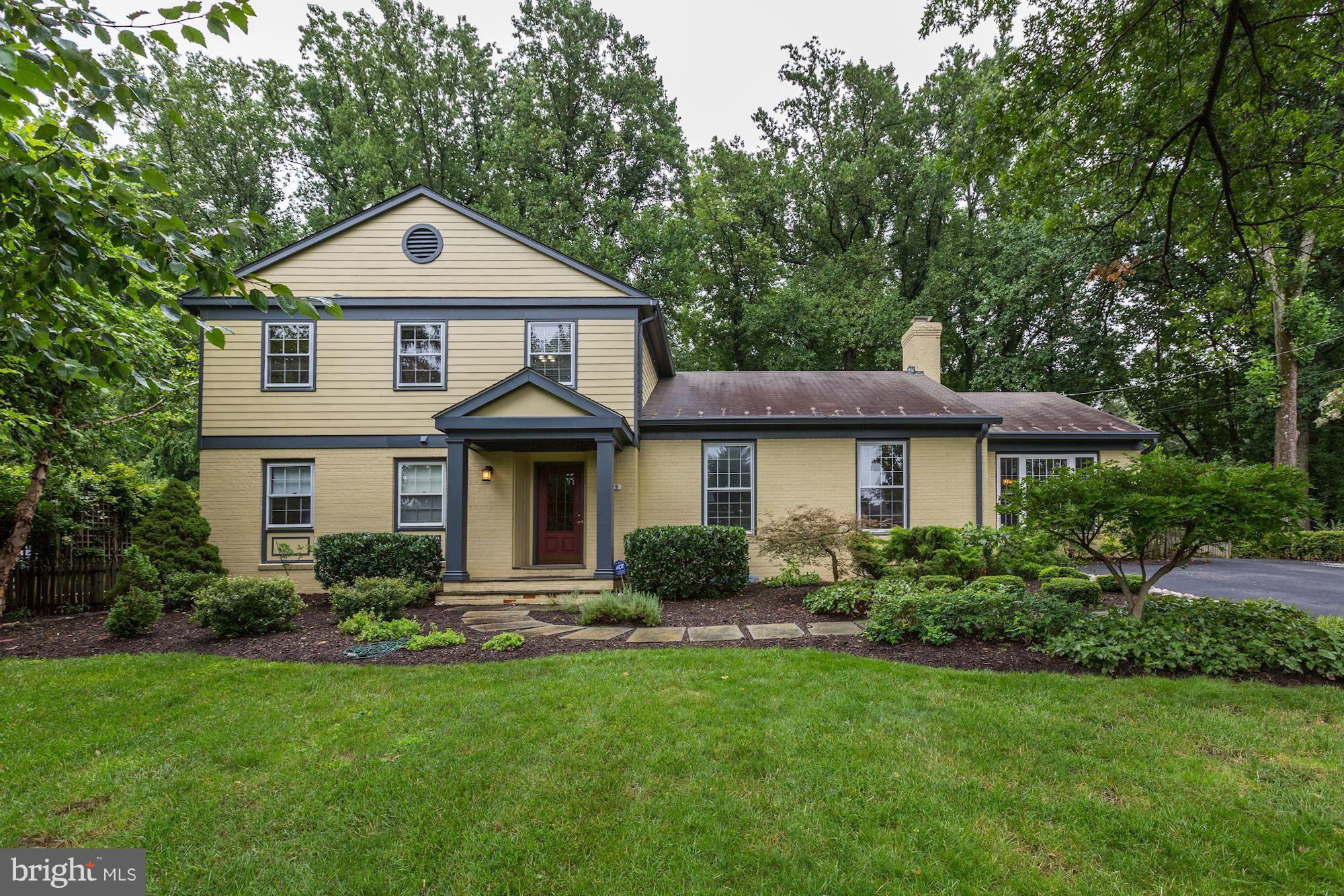 NO BELTWAY-JUST RENOVATED MASTER BATH AND CLOSET! LIGHT & OPEN, modern floorplan,expansive rooms, fabulous eat in kitchen, 2 dishwashers- BlueStar, Thermador,Traulsen- flplc fam rm w/wall of windows,5th bdrm in apt above gar, hardwoods, Porcelanosa ren bath, MBR w/ ensuite  ren Carrera ba & WIC, 1/2 acre with mature plantings, firepit and rockgarden, quiet end of street