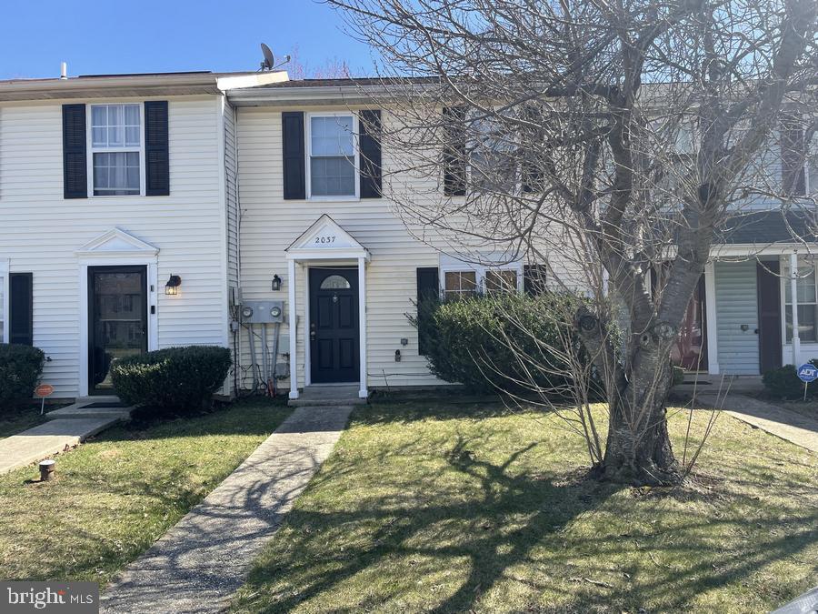 Well-maintained 2 bedroom, 1-1/2 bath Colonial Interior Townhome in the Tanglewood Townhomes neighborhood.  The home was a former rental and would make a good investment property again or a great owner-occupant home.  Contact us today to schedule your private tour!