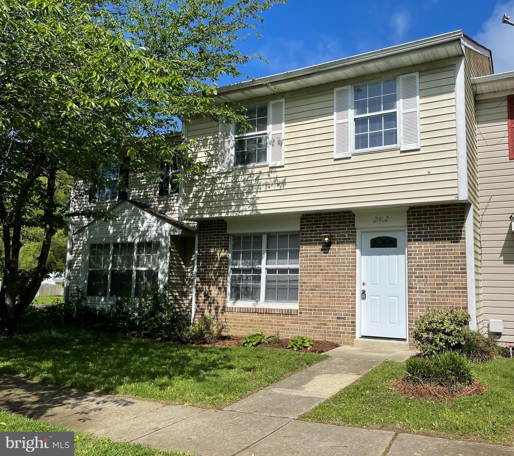 This 2 story townhome features 3 Bedrooms, 1.5 baths,  eat-in kitchen, new roof, vinyl plank flooring in living room, half bath, upper level bathroom and kitchen. new carpet in upper level, Access to community pool. Short commute to PAX NAS, shopping and restaurants. Please follow COVID-19 guidelines.