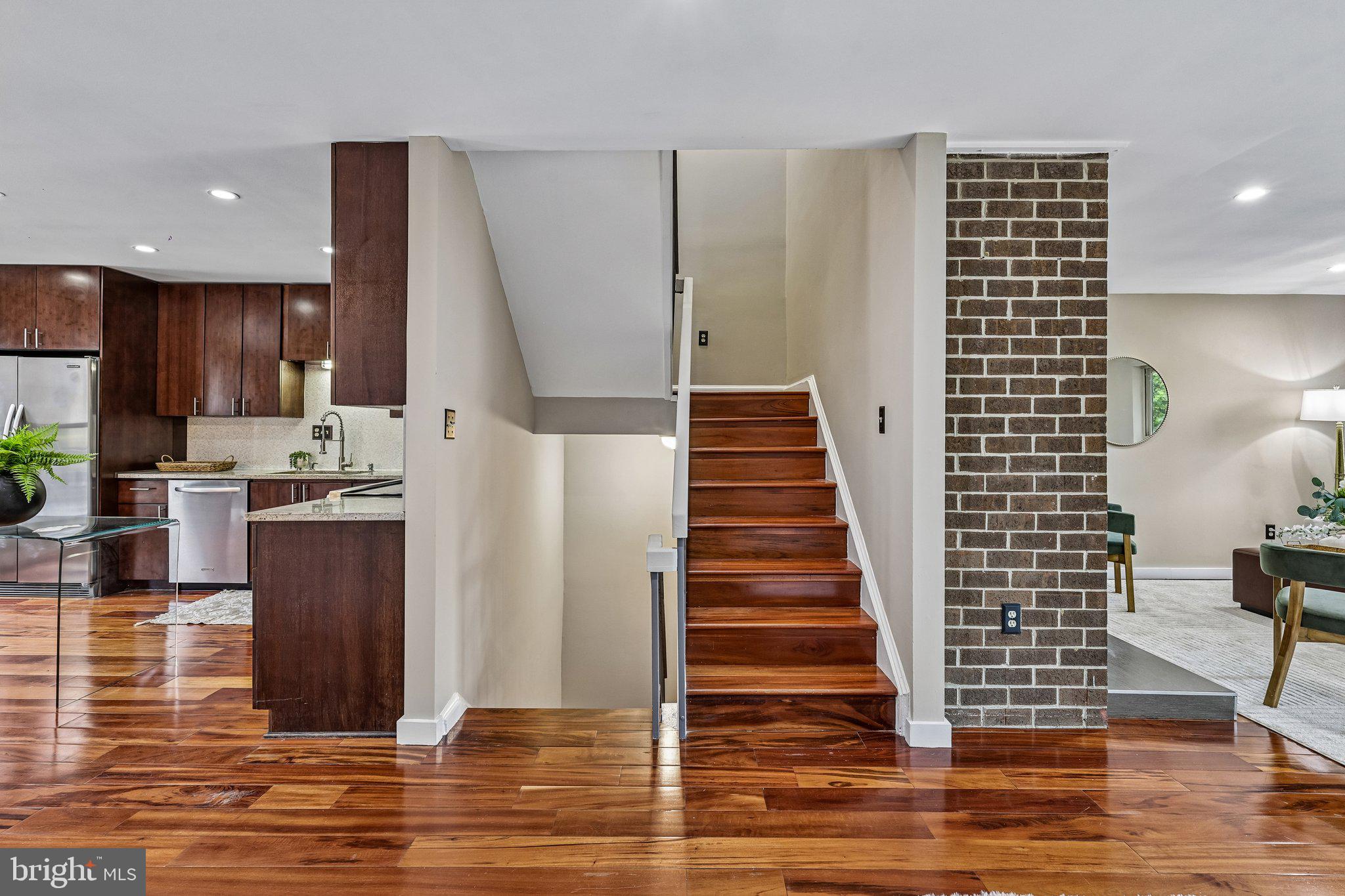 TYSONS COURT - Residential
