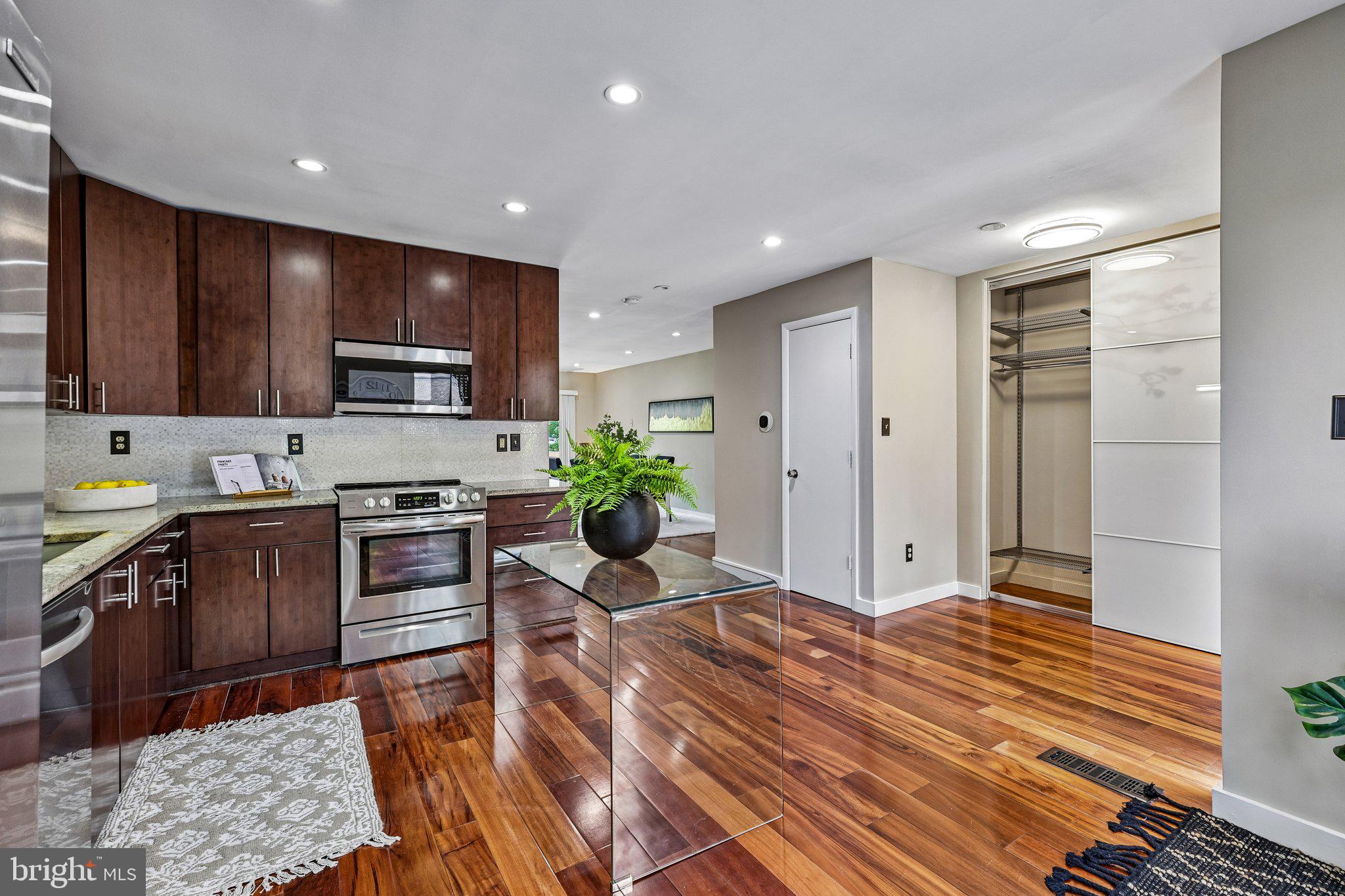 TYSONS COURT - Residential