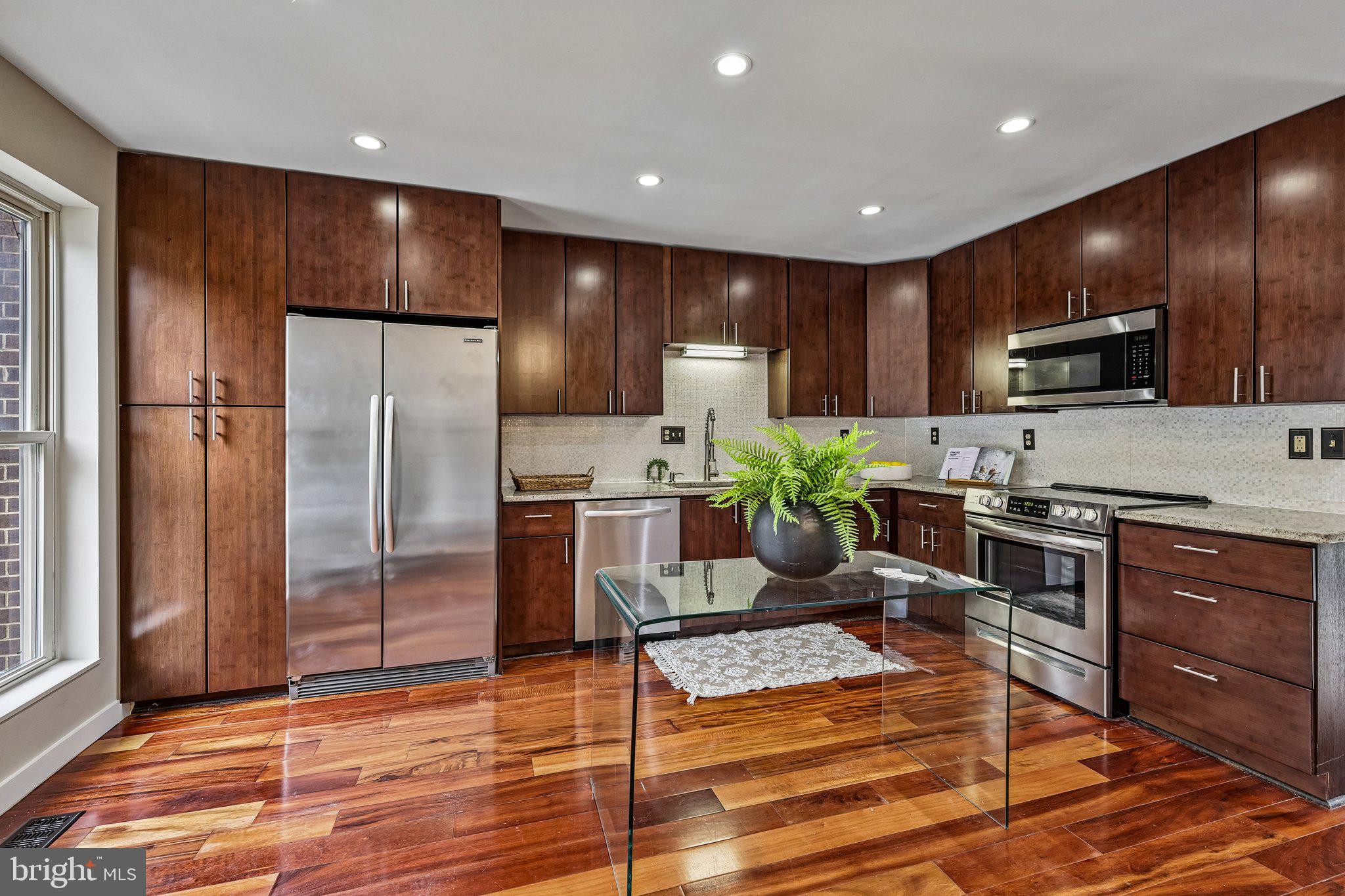 TYSONS COURT - Residential