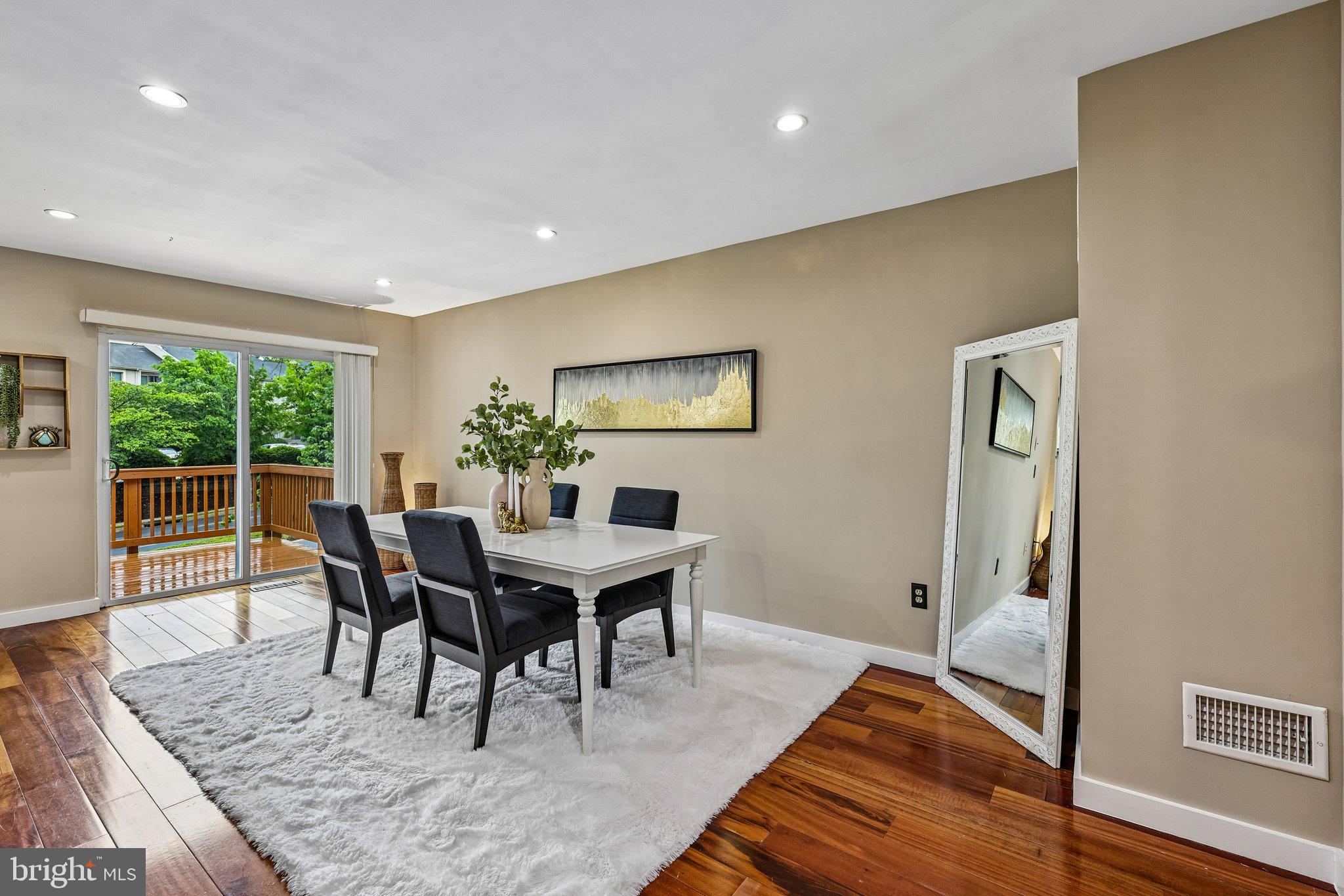 TYSONS COURT - Residential