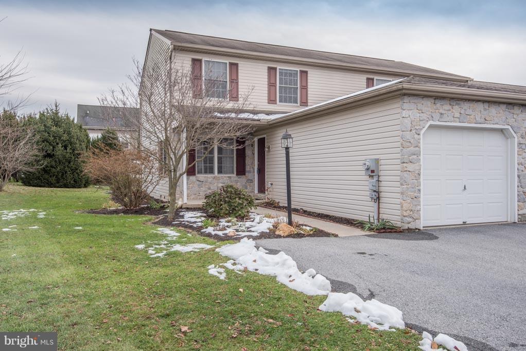 Move in ready end unit townhouse in Quarryville in desirable neighborhood. This house is turn key.