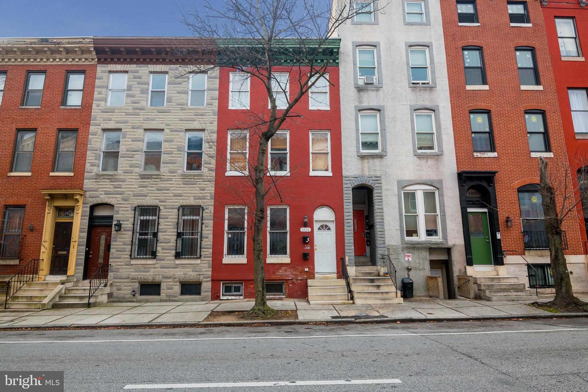 This is a great 2 bedroom apartment. Spacious and ready to move in. 2 entry doors, you can use one for guests so they don't go towards the bedrooms and one for when you are tired and just want to go straight to the bathroom or bedrooms.   The unit has been updated, fresh paint, countertops, and bathroom and new carpet and flooring.