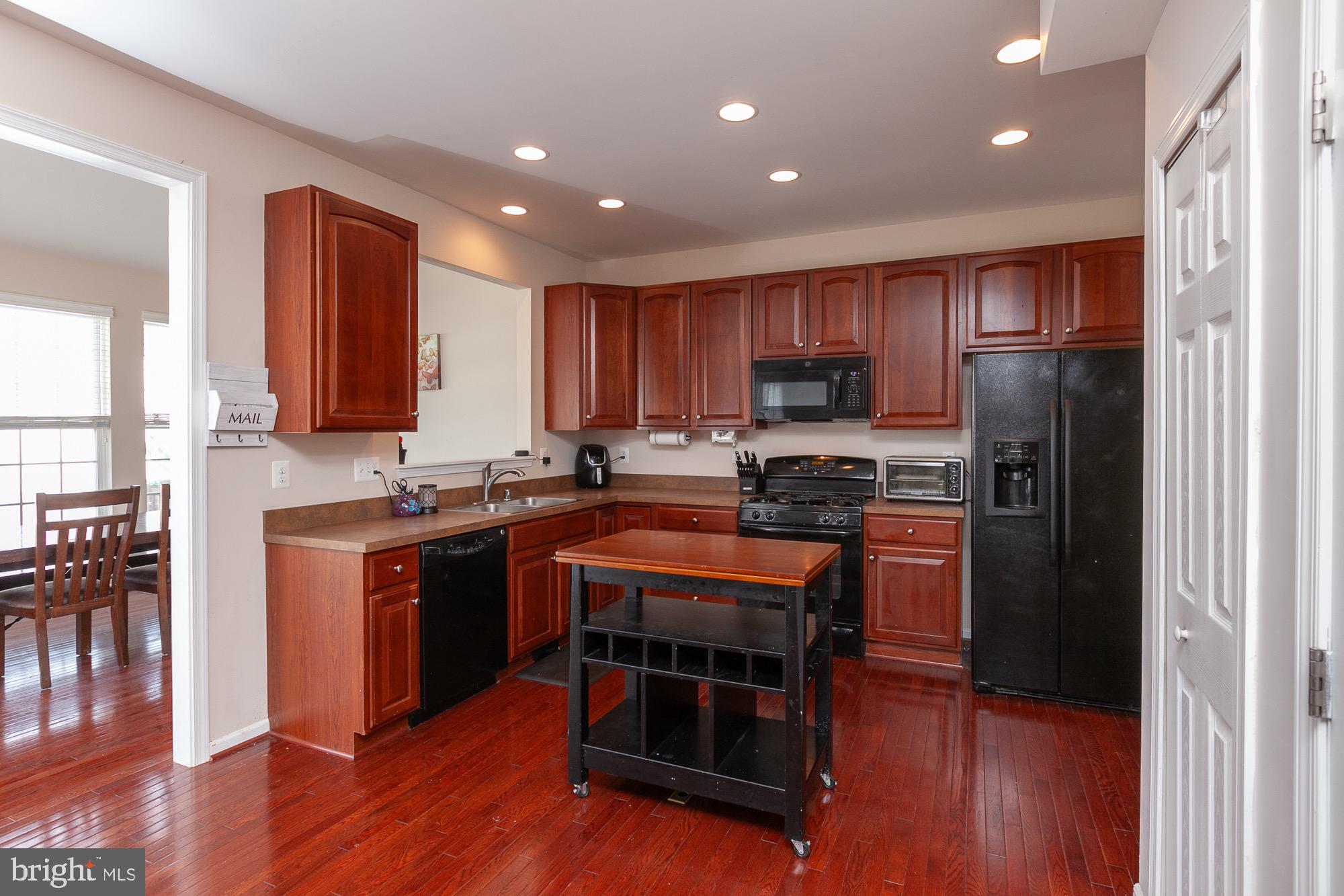 VILLAGE OF WASHINGTON TRAIL - Residential