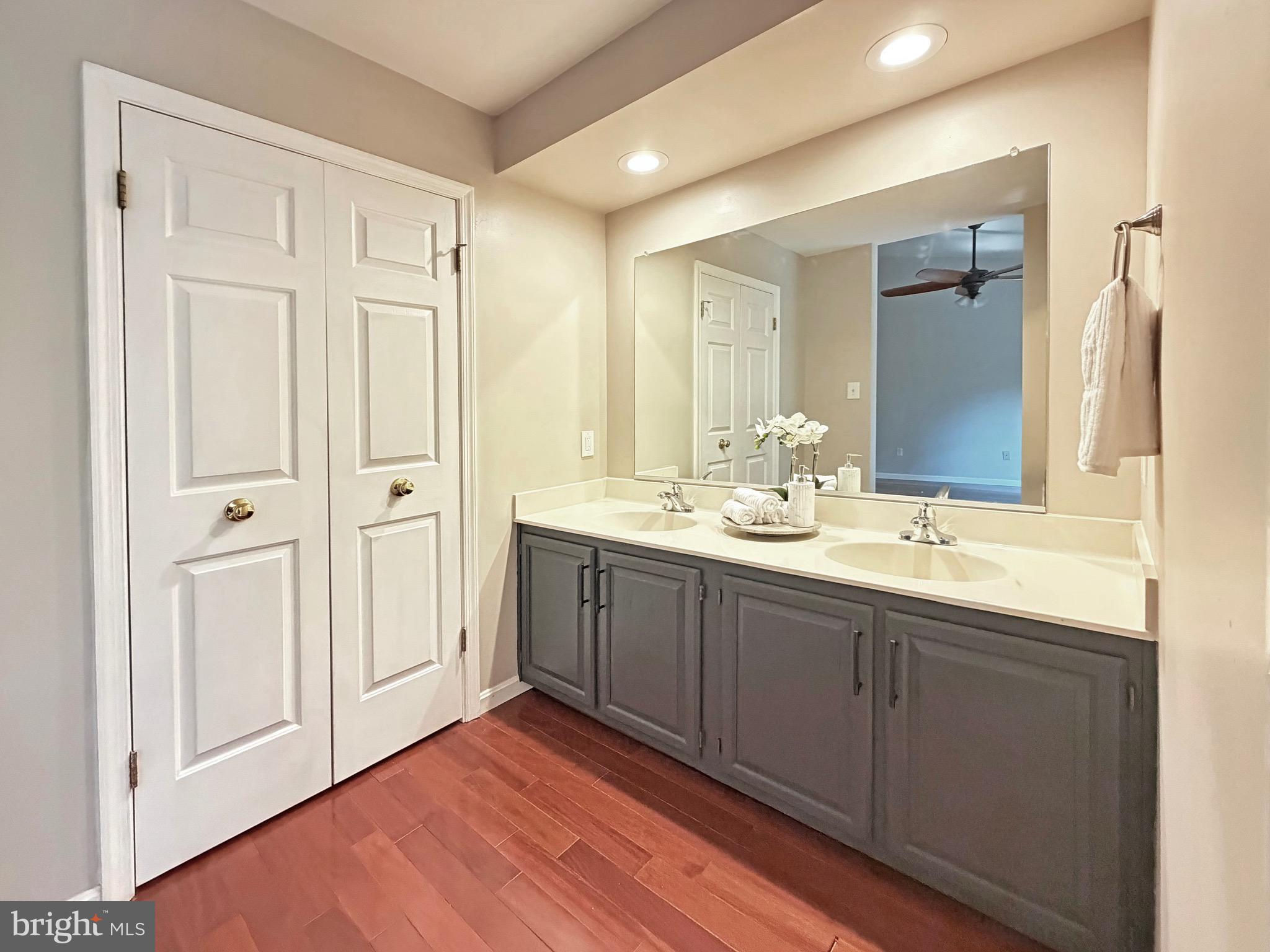 WOODLAND HILLS - Residential
