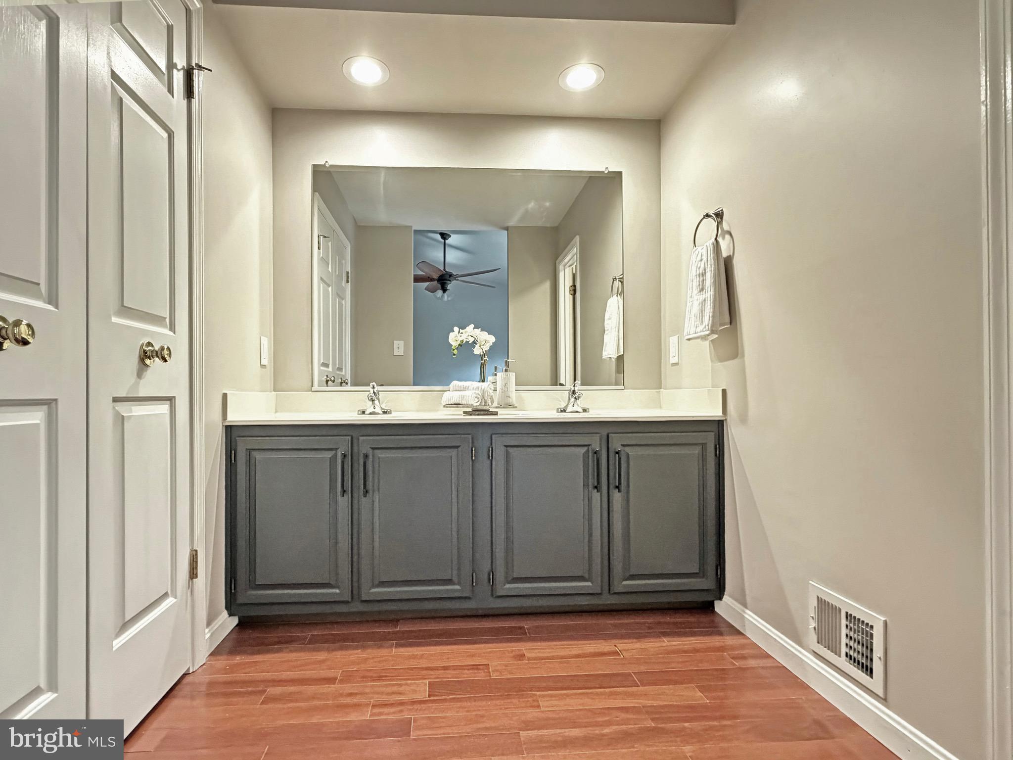 WOODLAND HILLS - Residential