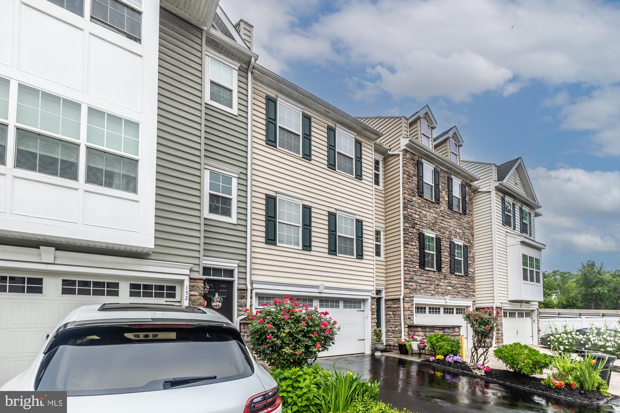 LAFAYETTE CROSSING - Residential