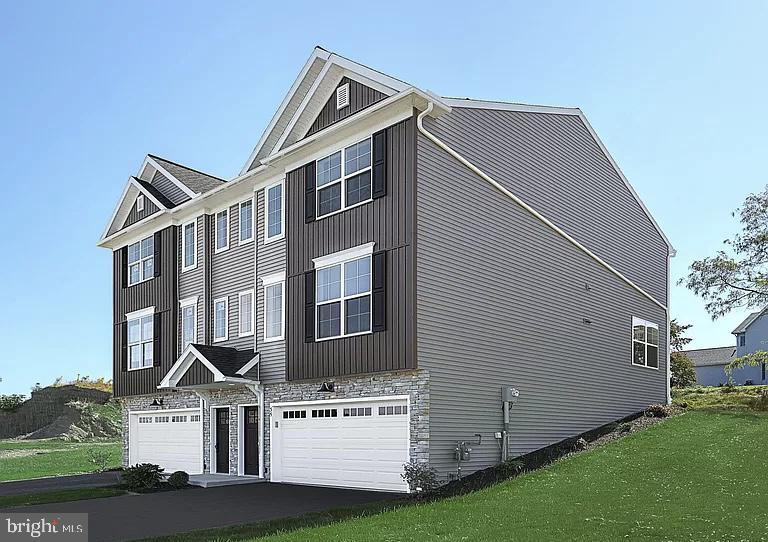 Beautiful 4 bedroom duplex and mountain view.This 3-story side-by-side carriage home includes a 2-car garage 

 On the main level, the spacious living room opens to the dining area and kitchen, which provides access to the back yard patio. The kitchen features attractive cabinetry, granite countertops, and stainless-steel appliances. The 2nd floor boasts 3 bedrooms, 2 full bathrooms, and laundry. The owner's suite includes a private bathroom and an expansive closet. , 
Combination Kitchen/Dining, Floor Plan - Open
,

Application is required for showing. If interested, please get your application submitted as soon as possible. Your application approval is good for 3 months and good for all of our places.

Tenant pays all utilities including HOA