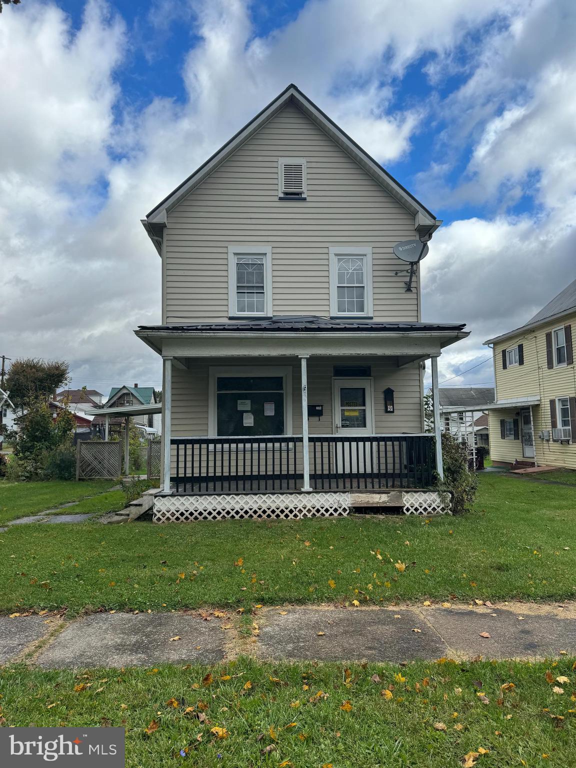 Grab this one while you can, 3 bedrooms, 1 full bathroom, large kitchen and big open living room. Home is in need of updates including a kitchen and furnace. Make an appointment today, nice flat yard, side patio space, and nice covered front porch, newer roof and windows also.