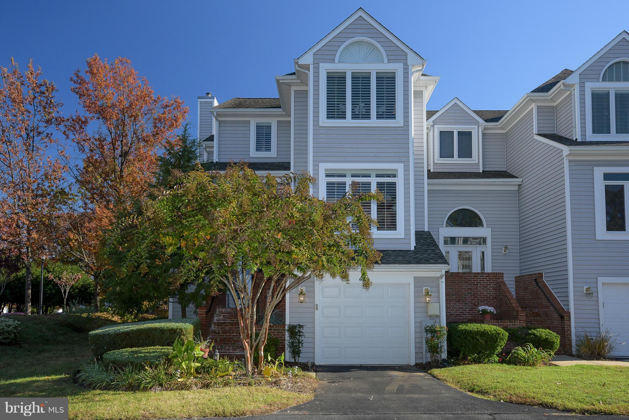 Showcase end-unit with garage in Moorings on the Magothy: gated w/water access, beach, pier & tennis! Teak flrs, crown molding, custom wdwrk & wainscoting throughout. Open floorplan & gourmet kitchen, perfect for entertaining! Kitchen has L-shaped island, high-end SS appliances & plenty of seating. Deck off kitchen. Recroom w/ built-in bar, fireplace, subfloor heating & walkout to "staydry" patio.