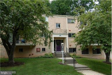 NEW TO MARKET. SPACIOUS BRIGHT 2BR BALCONY. IMMACULATELY KEPT BY SINGLE OWNER. FIRST OFFERING. UPDATES INCLUDE KITCHEN WITH CUSTOM WOOD CABINETS, RECENT APPLIANCES WITH MICROWAVE OVER GAS STOVE, THERMAL WINDOWS, HVAC SYSTEM. WOOD FLOORS THROUGHOUT. COMMUNITY APPROVED FOR FHA.
