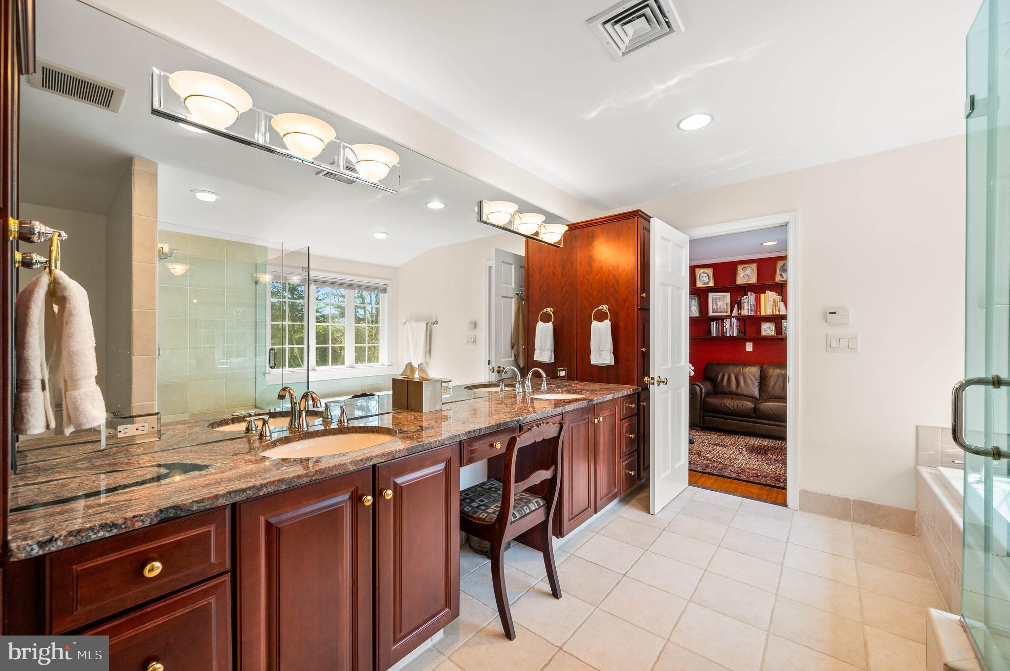 CHESTNUT HILL - Residential