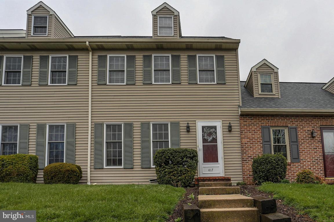 3 bedroom townhome in Village of Deerfield. Kitchen with dining area and pantry, finished 3rd floor and rear screened in porch with skylight and ceiling fan.