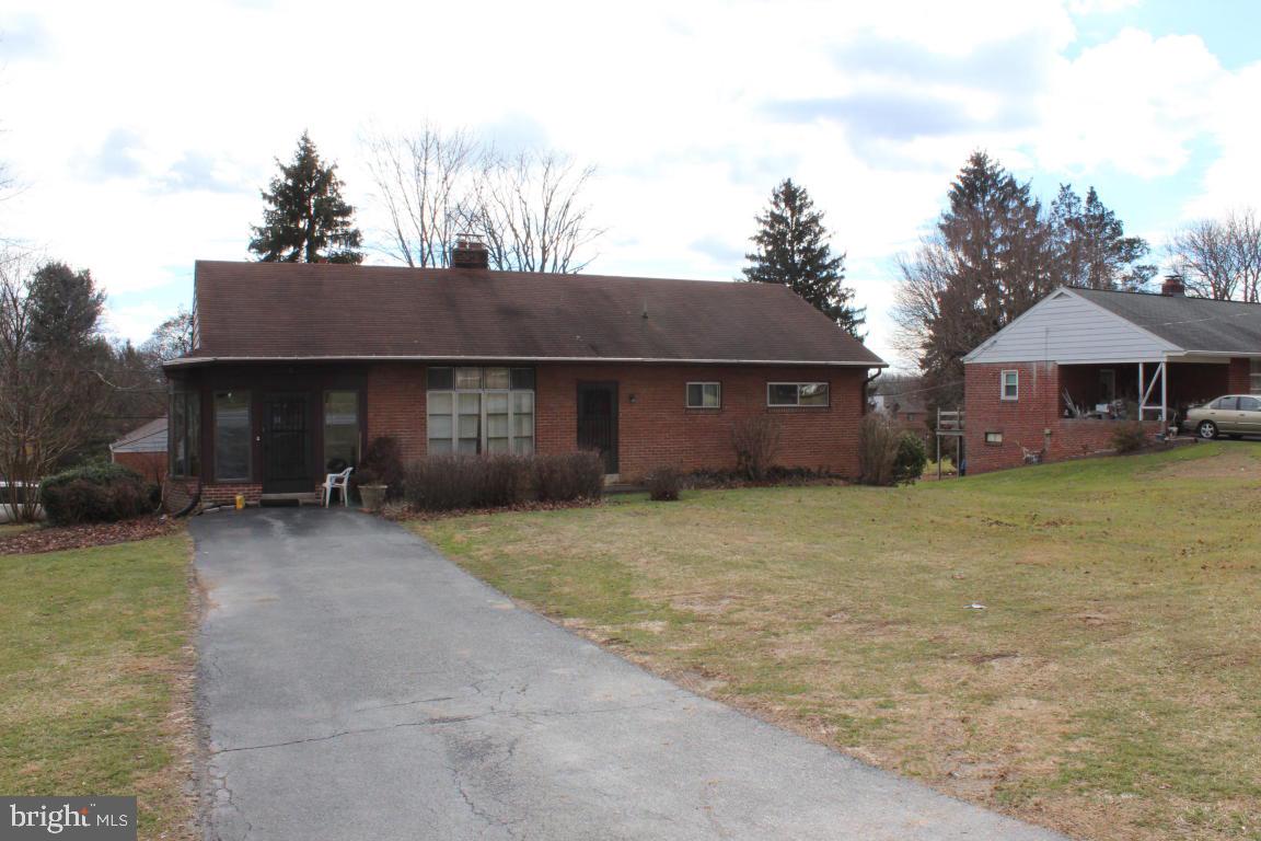 ORIGINAL MODEL HOME OF QUAKER HILLS FEATURES 3 BEDROOMS, 2.5 BATHS*LARGE KITCHEN, SOLID WOOD CABINETS, LOTS OF COUNTER SPACE*ML APPEARS TO HAVE HW FLRS THROUGHOUT* WOOD FIREPLACE IN LR*4 SEASONS RM WITH LOTS OF NATURAL LIGHT*IT'S TIME FOR A NEW OWNER AND NEW UPDATES! HOME IS IN THE PROCESS OF BEING CLEANED OUT SO PARDON THE APPEARANCE WHILE THAT TAKES PLACE. SOME MINOR COSMETICS AND SOME POLISHING WILL RETURN THIS HOME TO THE GEM IT ONCE WAS!