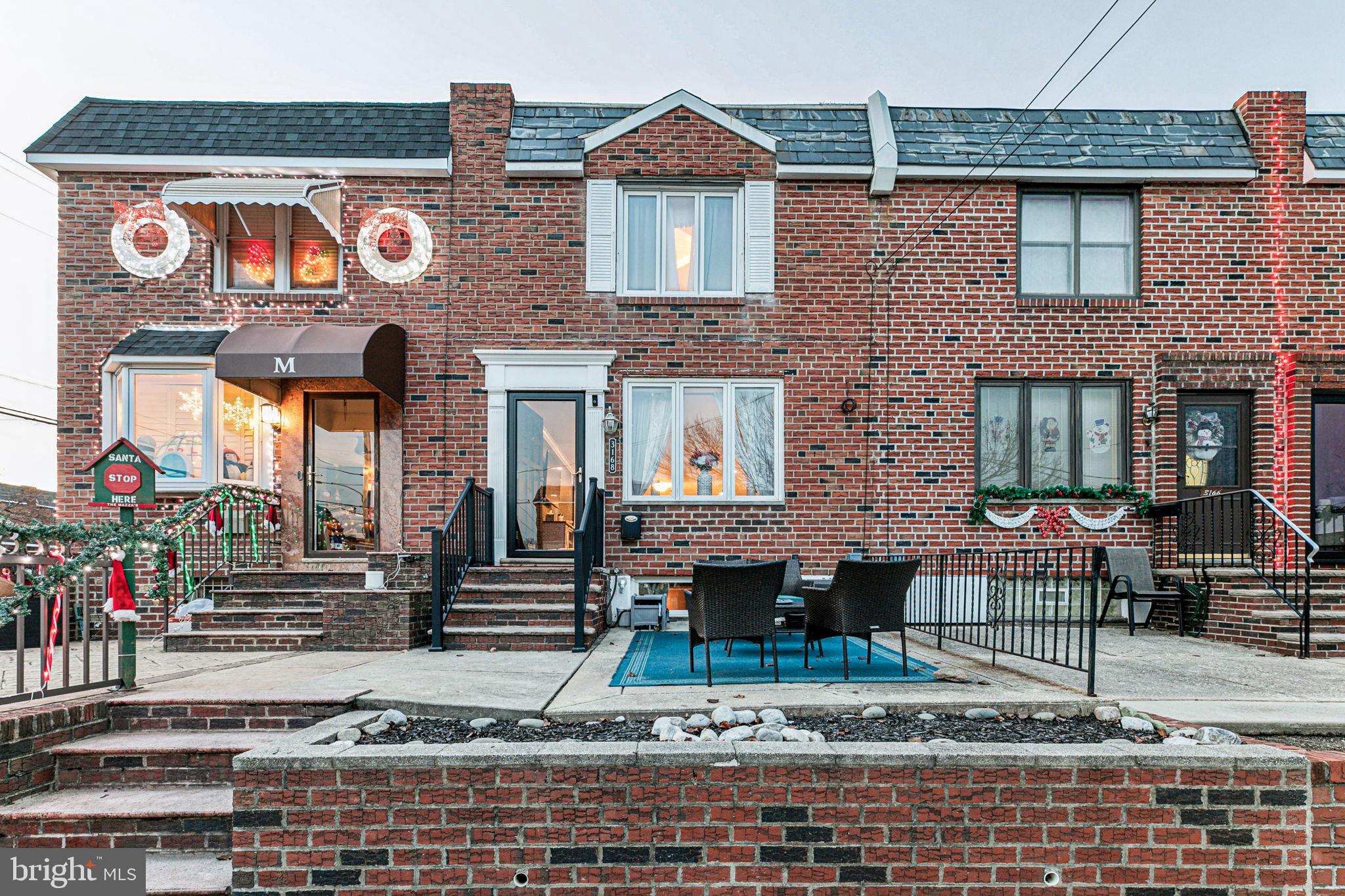 New Listing in the Heart of Packer Park- Totally Renovated Extended Airlite with 3 large Bedrooms  and 1.5 baths and over 2800 sq ft featuring all hi-end finishes consisting of central air, wide plank HW floors, parking, deck, stainless appliances package featuring built in eye level oven , tile floor, wood cabinets with full length european bar pulls. Kitchen island, countertops and backsplash are all fabricated from top tier granite.  
 Lower level is fully finished and is currently being used as a large recreational room but can flex into gym, playroom, office, bedrooms, etc,. This lower  level is 930 sq ft of open space and has a seperate entrance that walks out to the private driveway in the rear of the property.
The upper level boasts 3 extra large bedrooms with owner suite featuring a large walk-in closet and full spacious bathroom featuring a seamless glass shower stall and secluded hot tub for relaxation. 
This property was extended 20' from the original size on all 3 levels making it a total of over 2800 square foot of interior living space making it larger than any originally built Packer Park home.