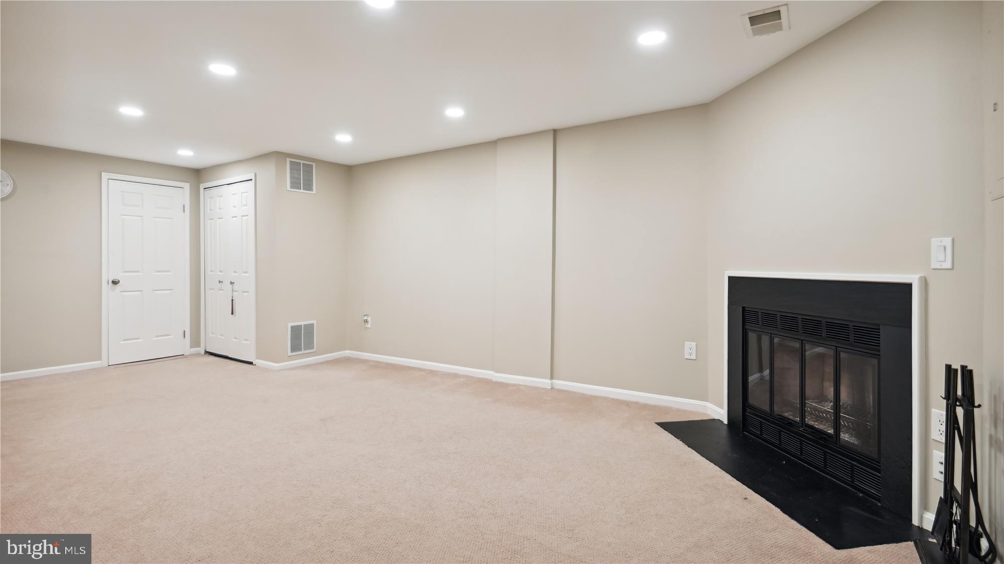 SOUTH KINGS STATION - Residential Lease