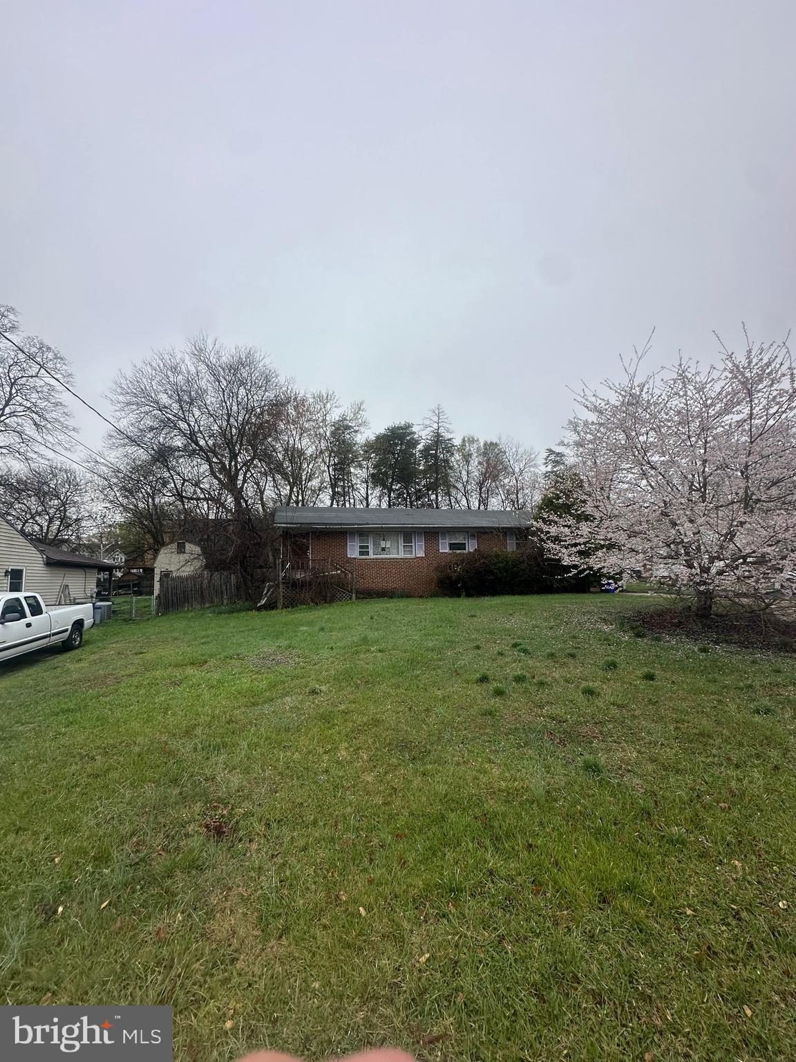 INVESTOR SPECIAL!! Great location! Fix and flip or buy and hold! Cash or hard money only, will not qualify for typical financing. 
 Seller strongly prefers the use of New World Title and Escrow, they travel! Subject to court ratification.