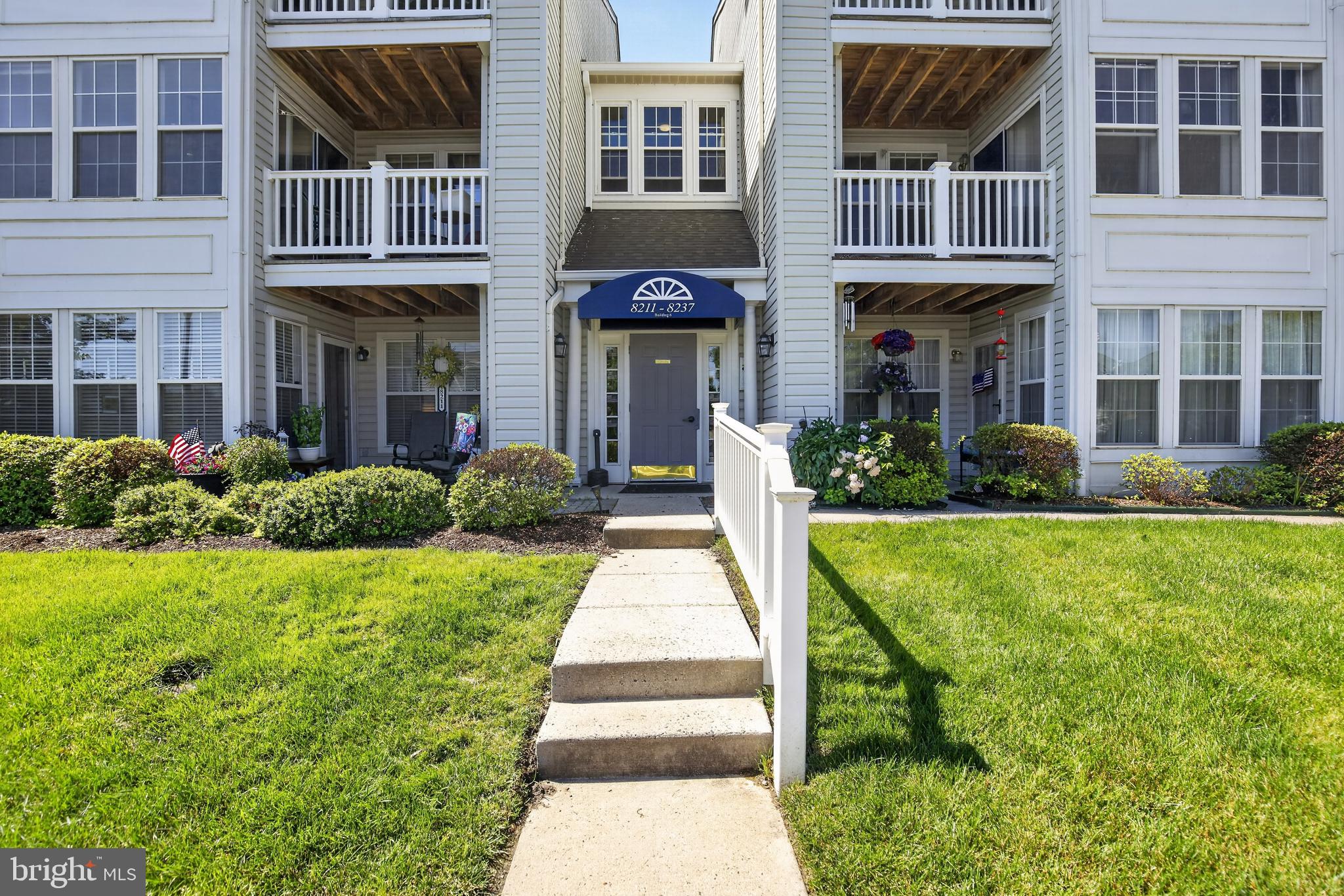 Welcome to this one-of-a-kind Southfield condo, fully remodeled in 2024 with no expense spared. Featuring vaulted ceilings, new HVAC, new water heater, new windows, new flooring, beautifully updated bedrooms and bathrooms, and top-of-the-line fixtures throughout. The chef’s kitchen is truly a showstopper, offering high-end finishes and a layout designed to impress. This stunning condo includes 2 bedrooms, 2 full bathrooms, 1 assigned parking space, plus ample guest parking. A rare, move-in-ready opportunity you won’t want to miss!