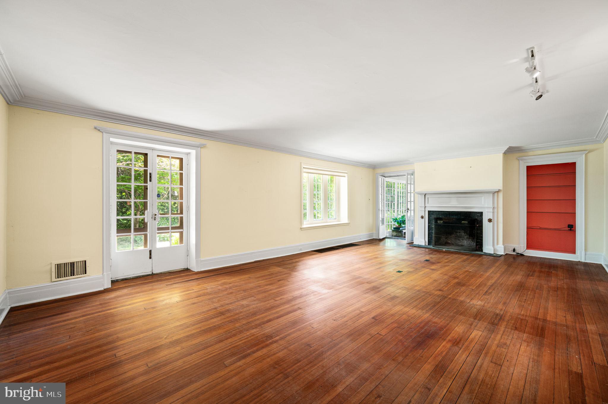 CHESTNUT HILL - Residential