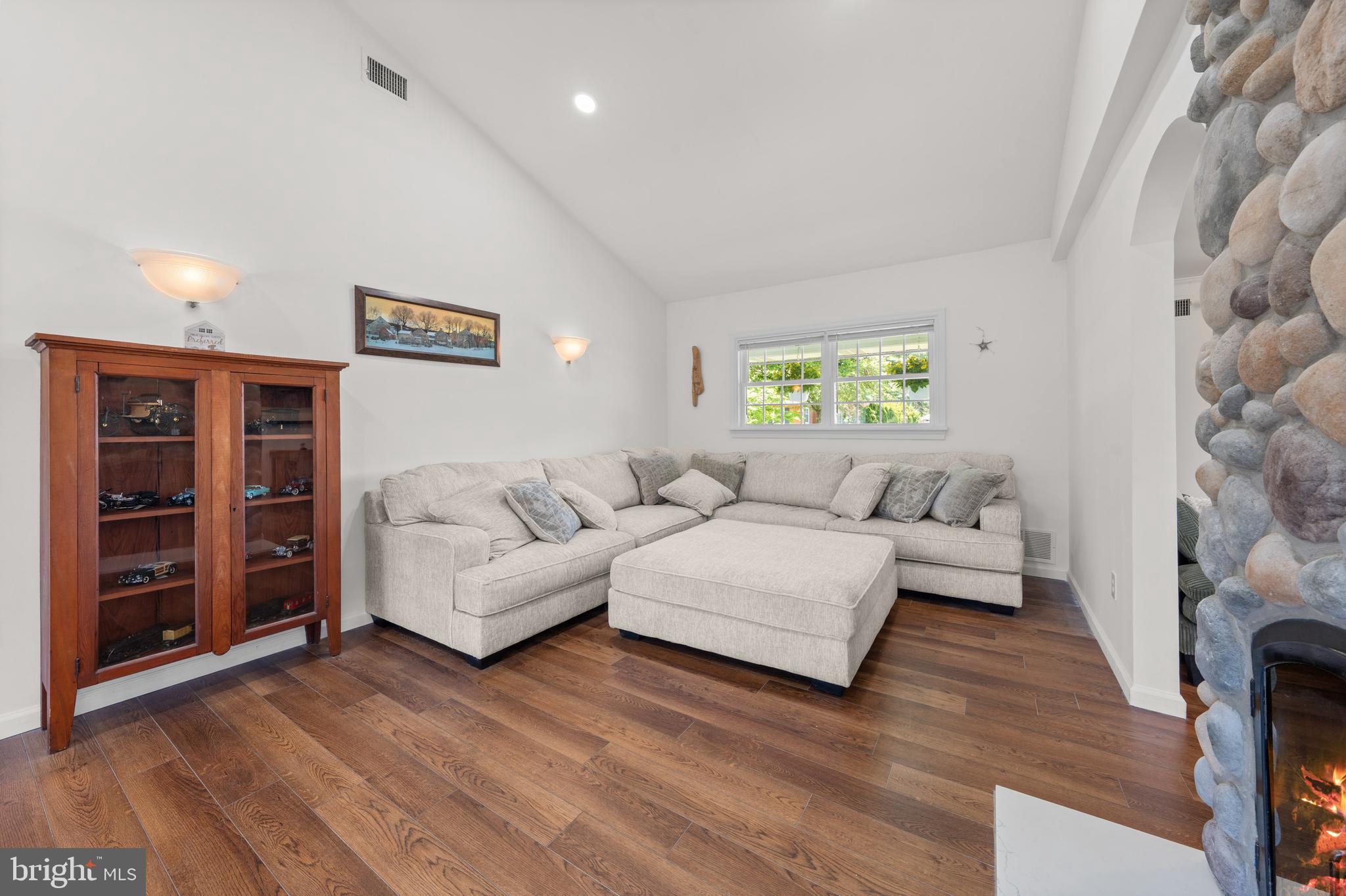 COUNTRY CLUB GARDENS - Residential