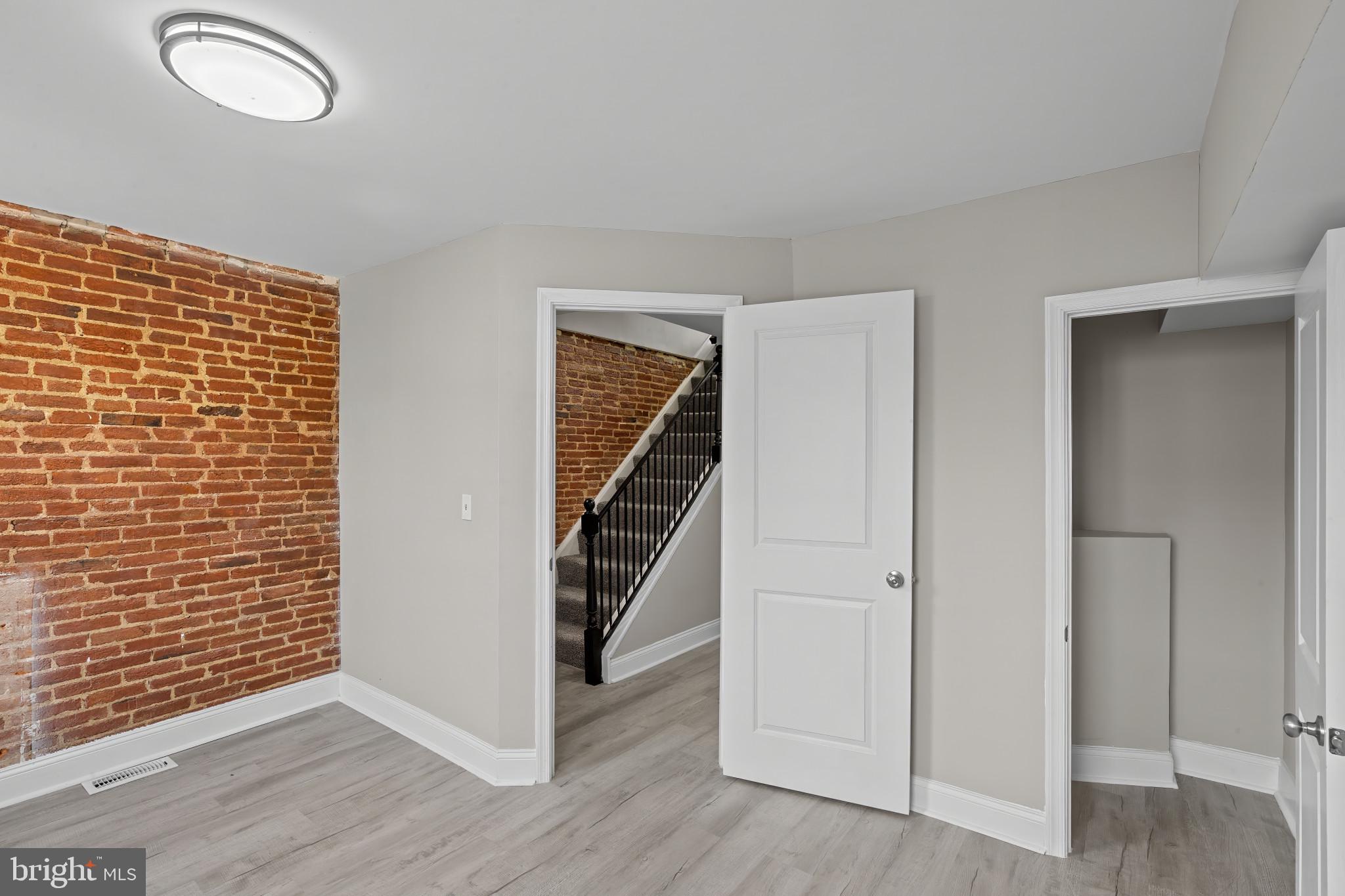 HOLLINS MARKET - Residential