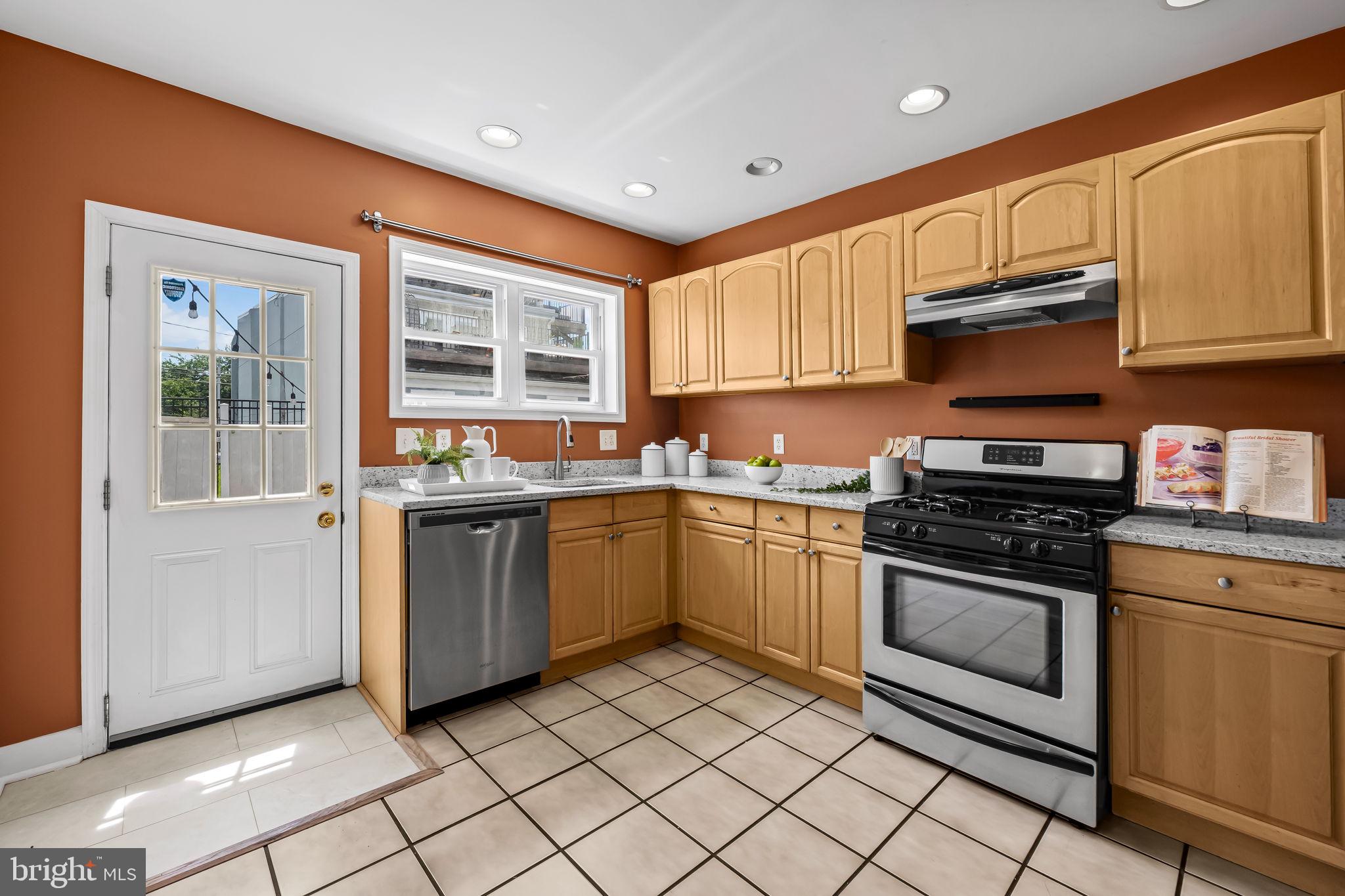 LOCUST POINT - Residential