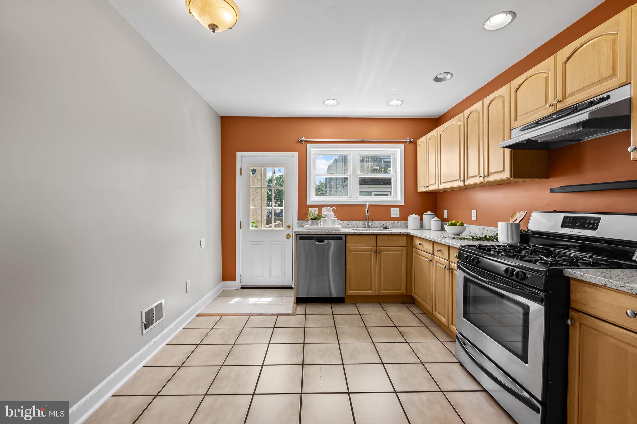 LOCUST POINT - Residential