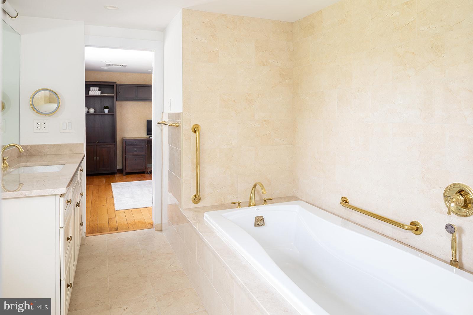RADNOR HUNT - Residential