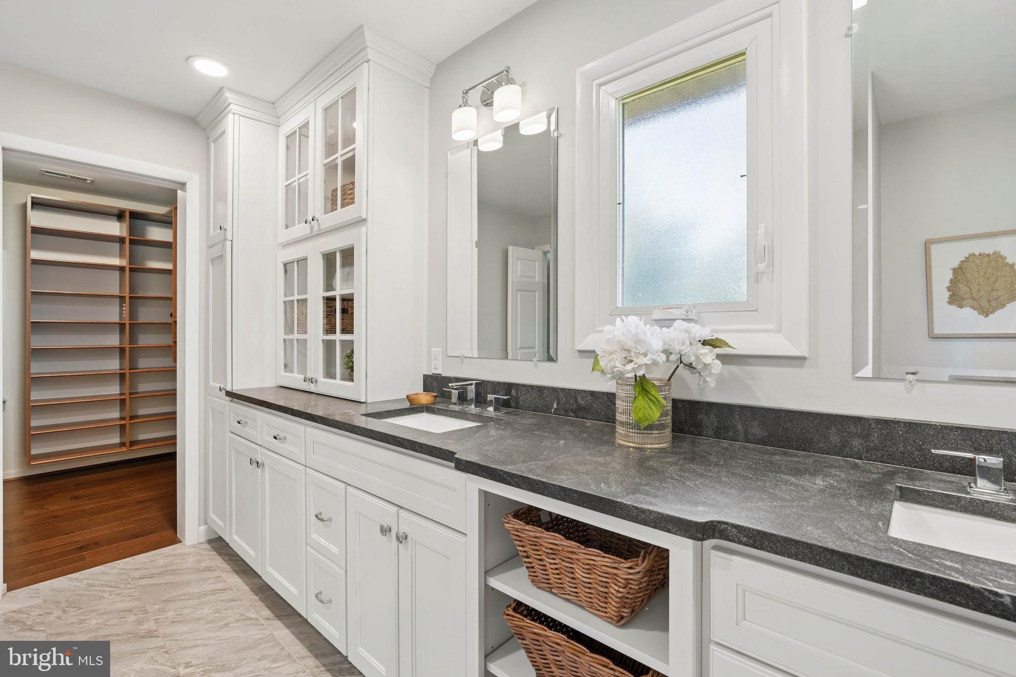 HOLLY KNOLL - Residential