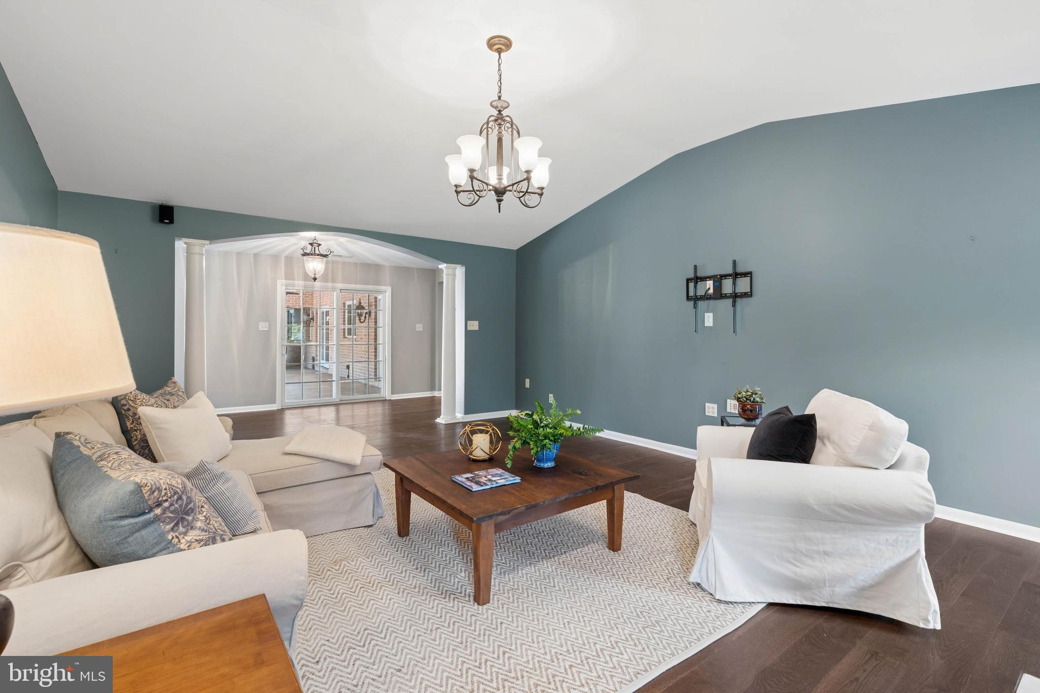 HOLLY KNOLL - Residential