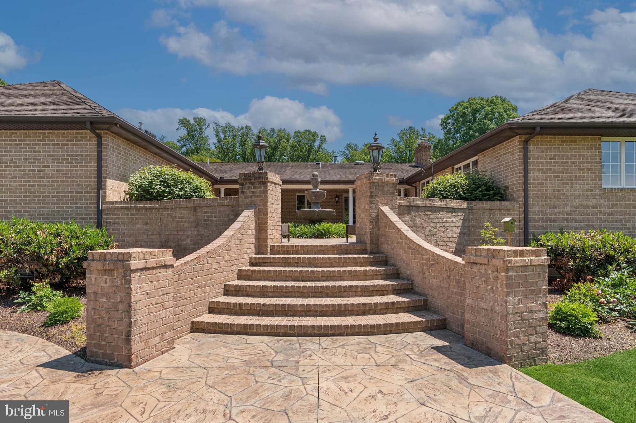 HOLLY KNOLL - Residential