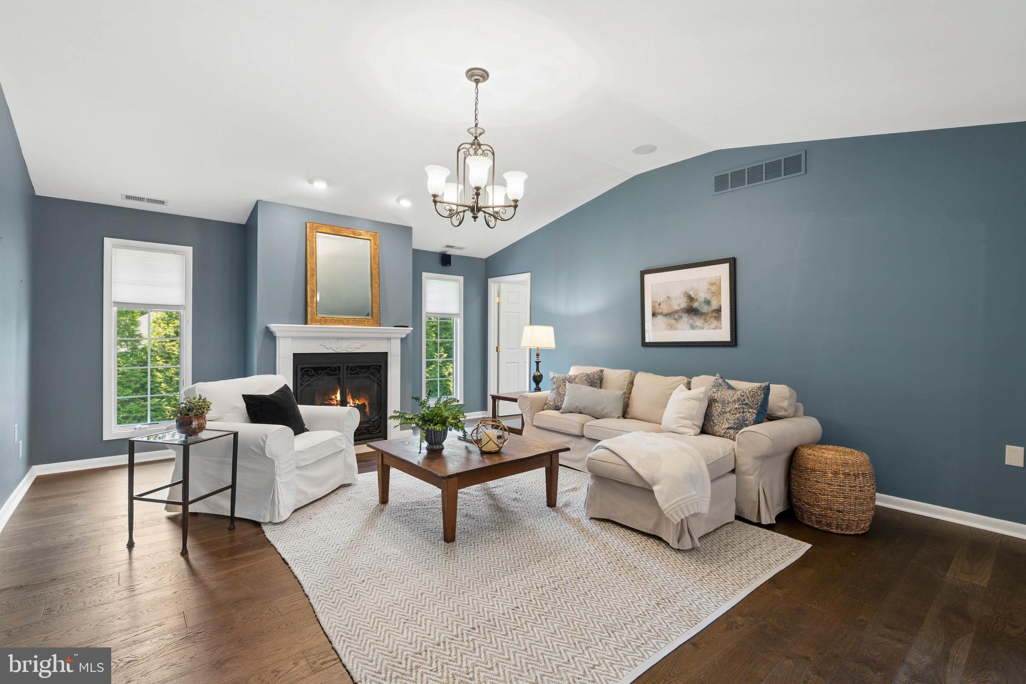 HOLLY KNOLL - Residential