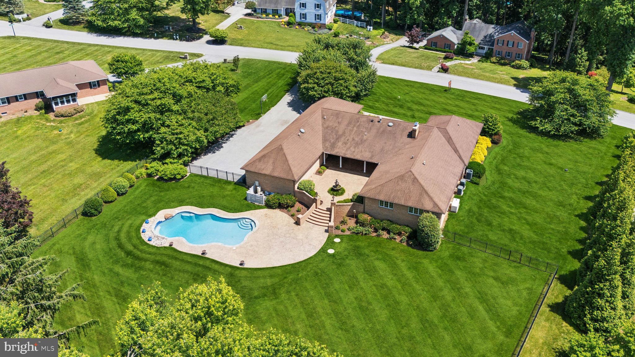 HOLLY KNOLL - Residential