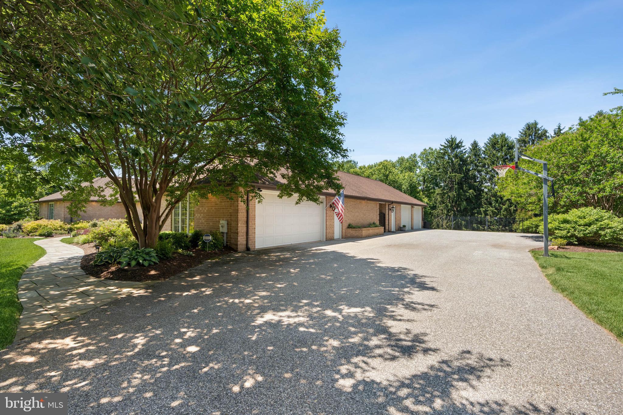 HOLLY KNOLL - Residential