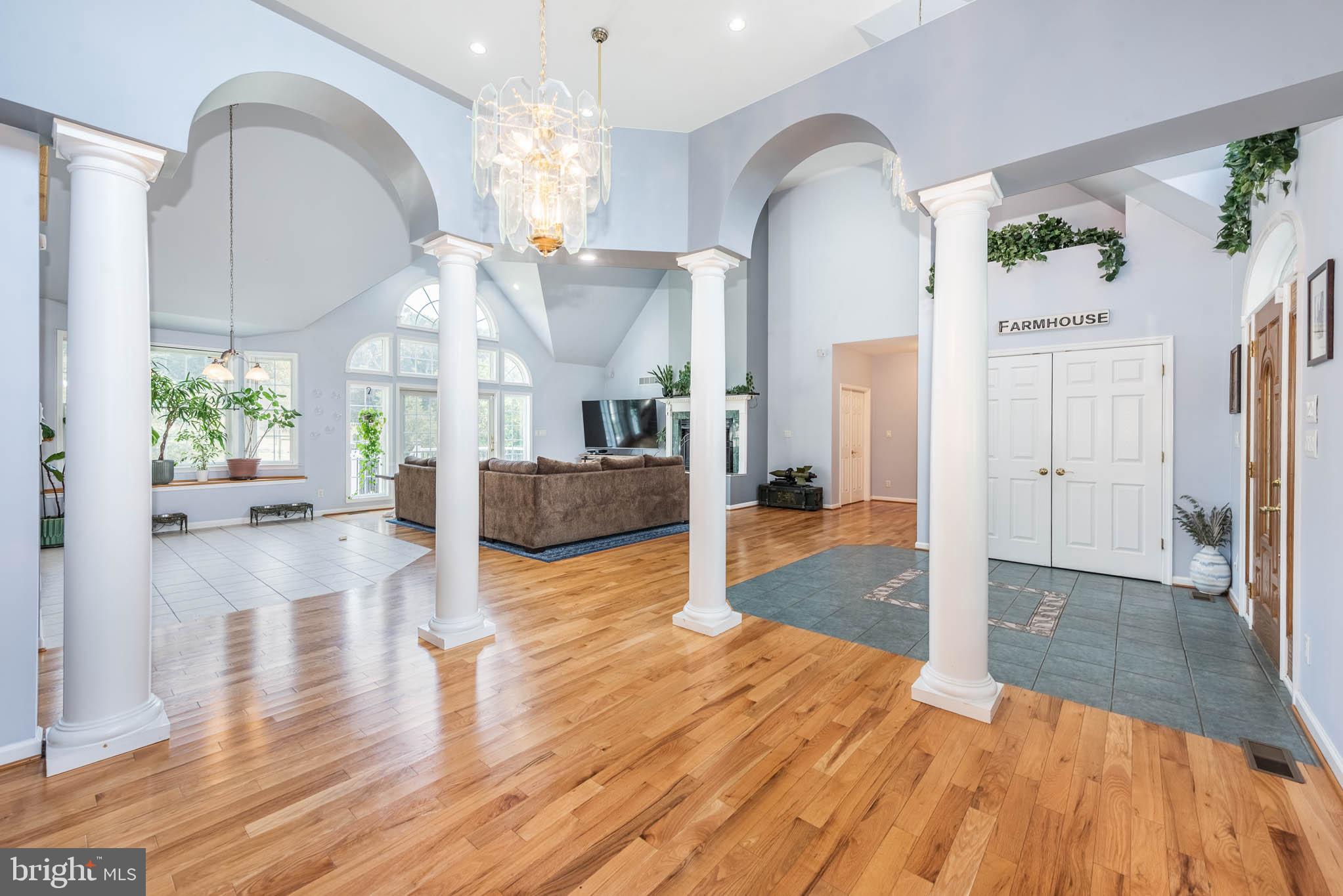 WHITE HALL - Residential