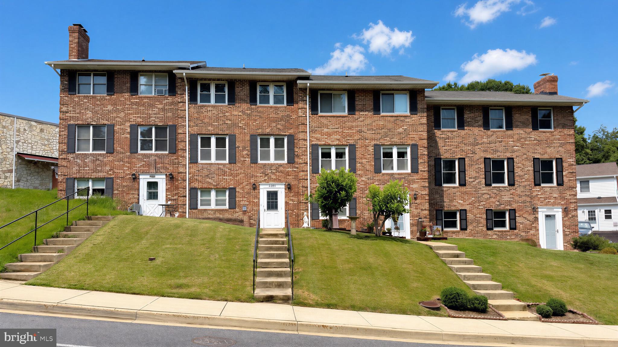 COURT PLAZA TOWNHOUSES - Residential
