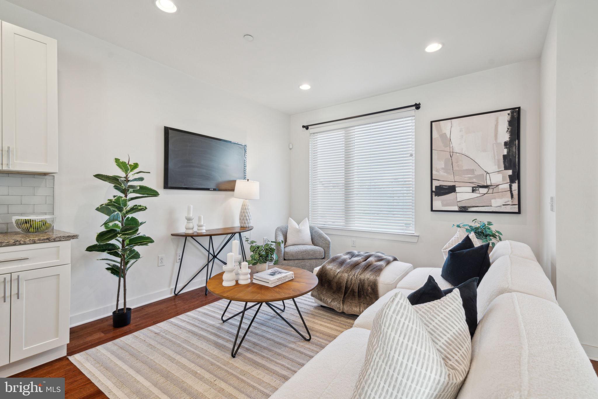 EAST KENSINGTON - Residential