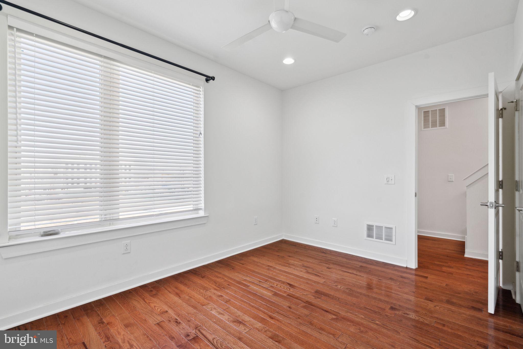 EAST KENSINGTON - Residential