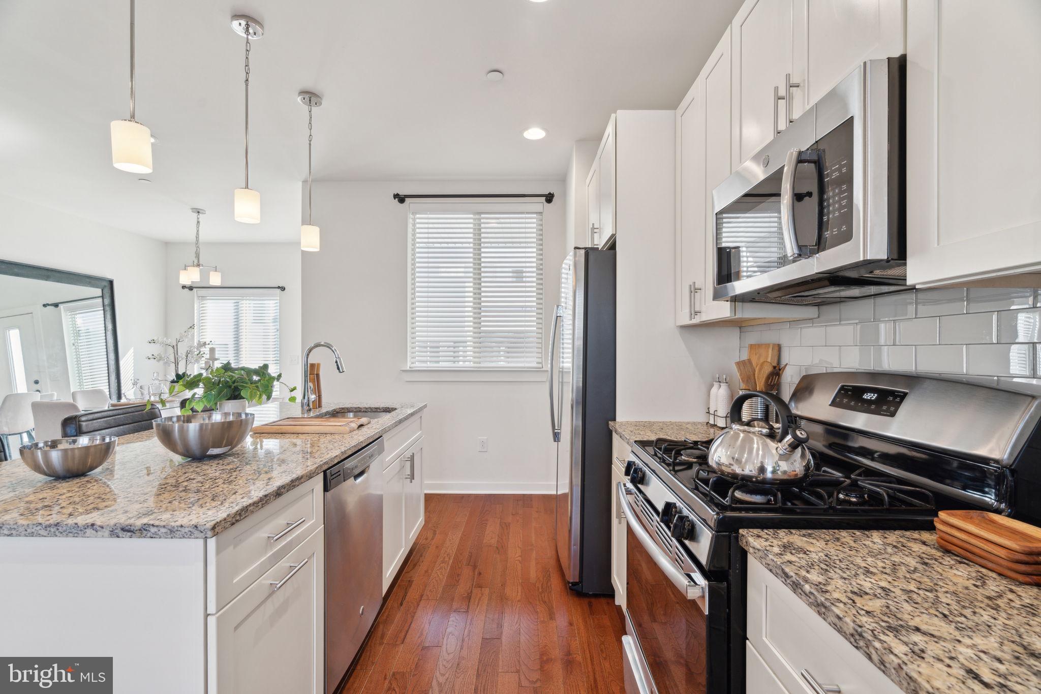 EAST KENSINGTON - Residential